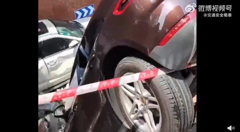 當時還有一輛白車正要駛出停車場,被保時捷失控暴衝波及到,右側車殼有被撞凹的痕跡。(翻攝微博)