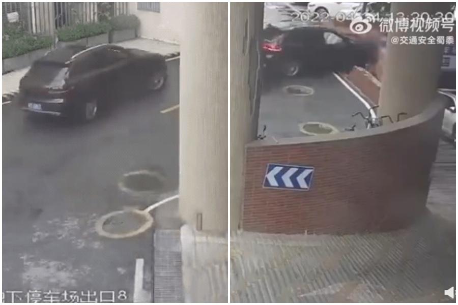 一台保時捷要離開停車場，轉彎後疑似把油門當成煞車踩，車輛突然暴衝直接撞破圍牆。（翻攝微博）