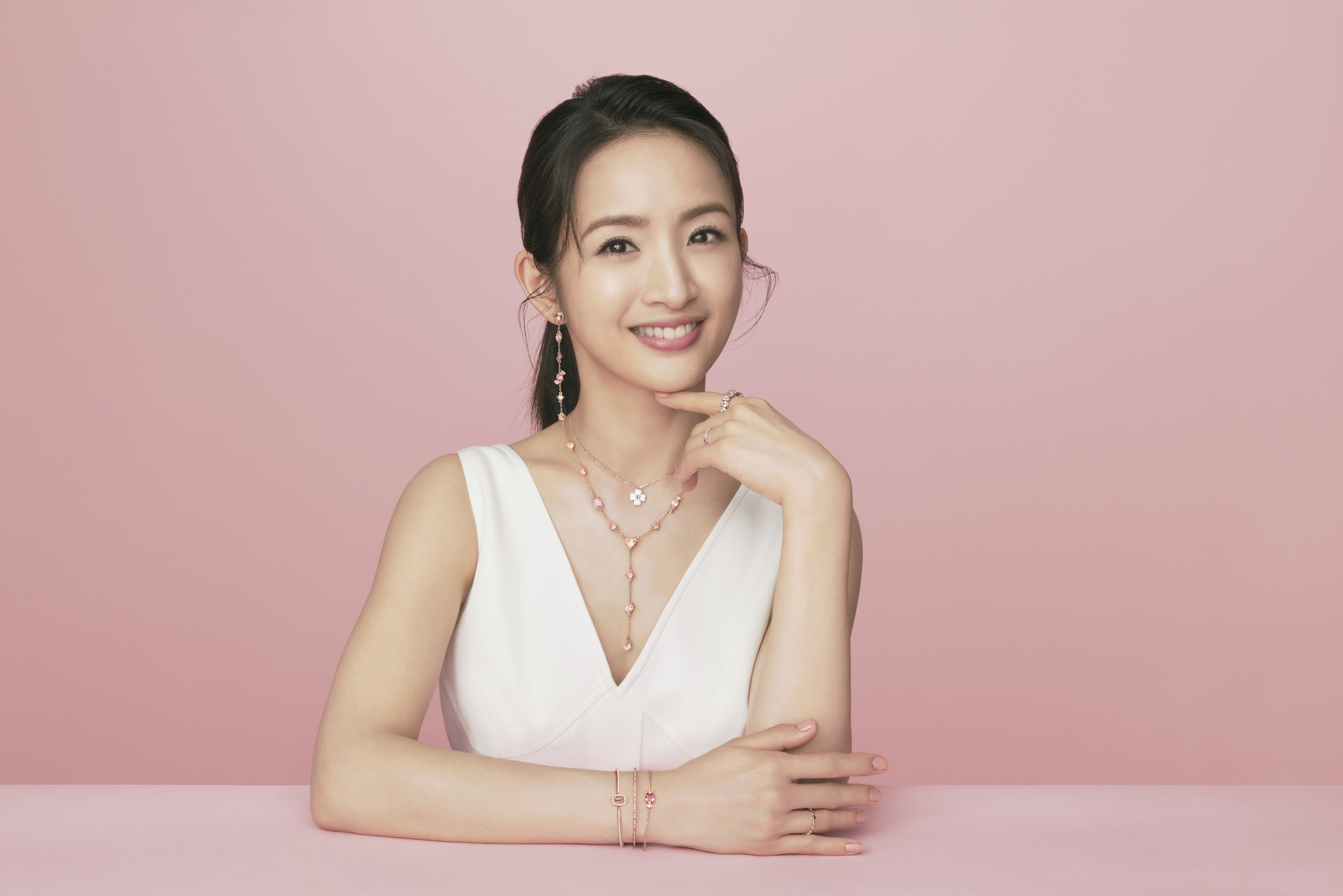 林依晨戴上Swarovski 與粉絲一同歡渡母親節。Gema 520 水滴形耳環 NT$4,950、Latisha 鏈墜 NT$4,250、Gema 520 Y字形鏈墜 NT$6,850、Millenia手鐲 NT$5,450、Gema 520 手鐲 NT$5,450、Vittore 戒指 NT$5,450、Vittore 戒指 NT$2,650 (由左至右)  Swarovski。（Swarovski提供）