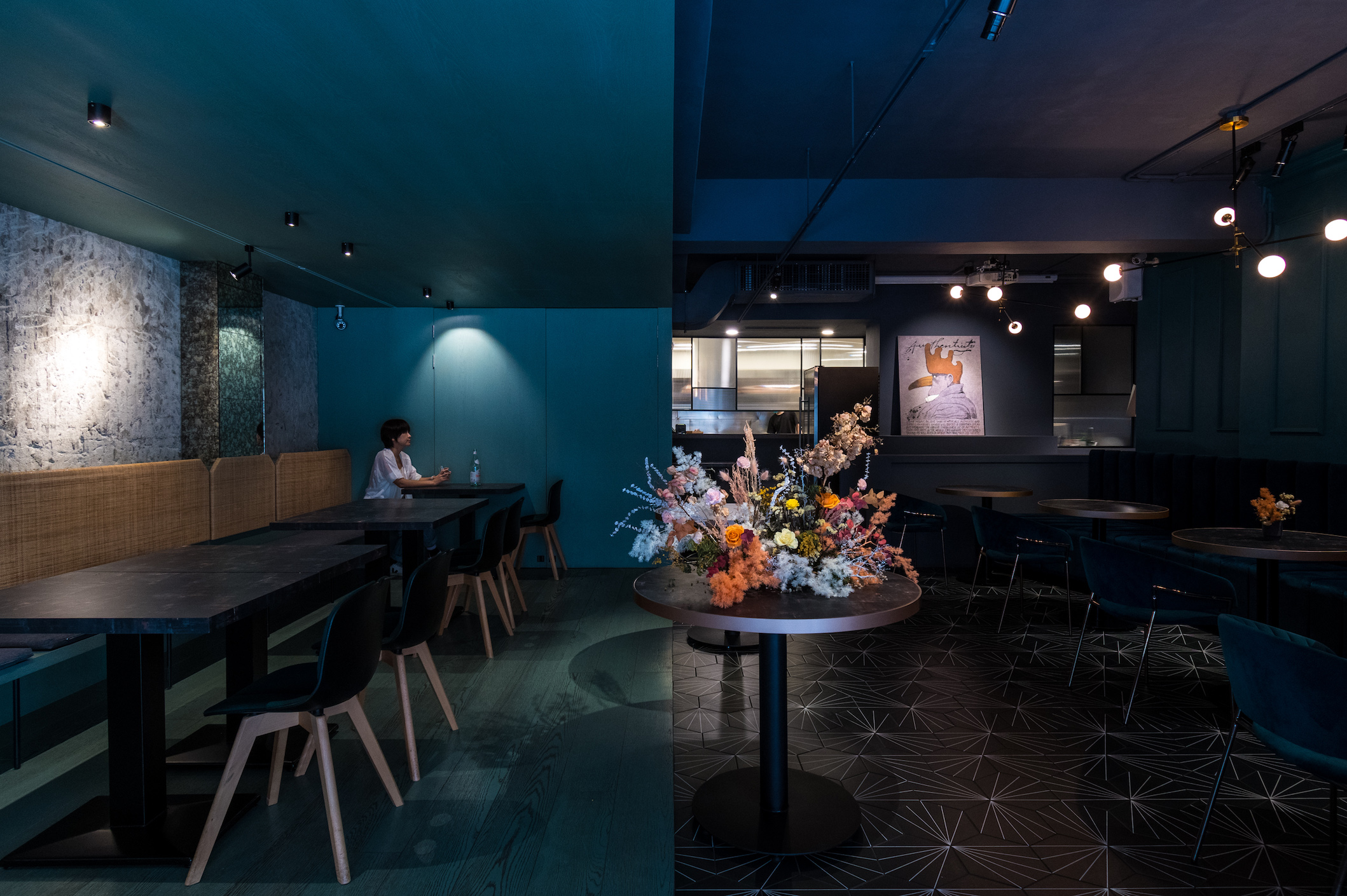 甫重新改裝的東區人氣餐酒館「裸餐酒」，因疫情升溫決定於5/22歇業。