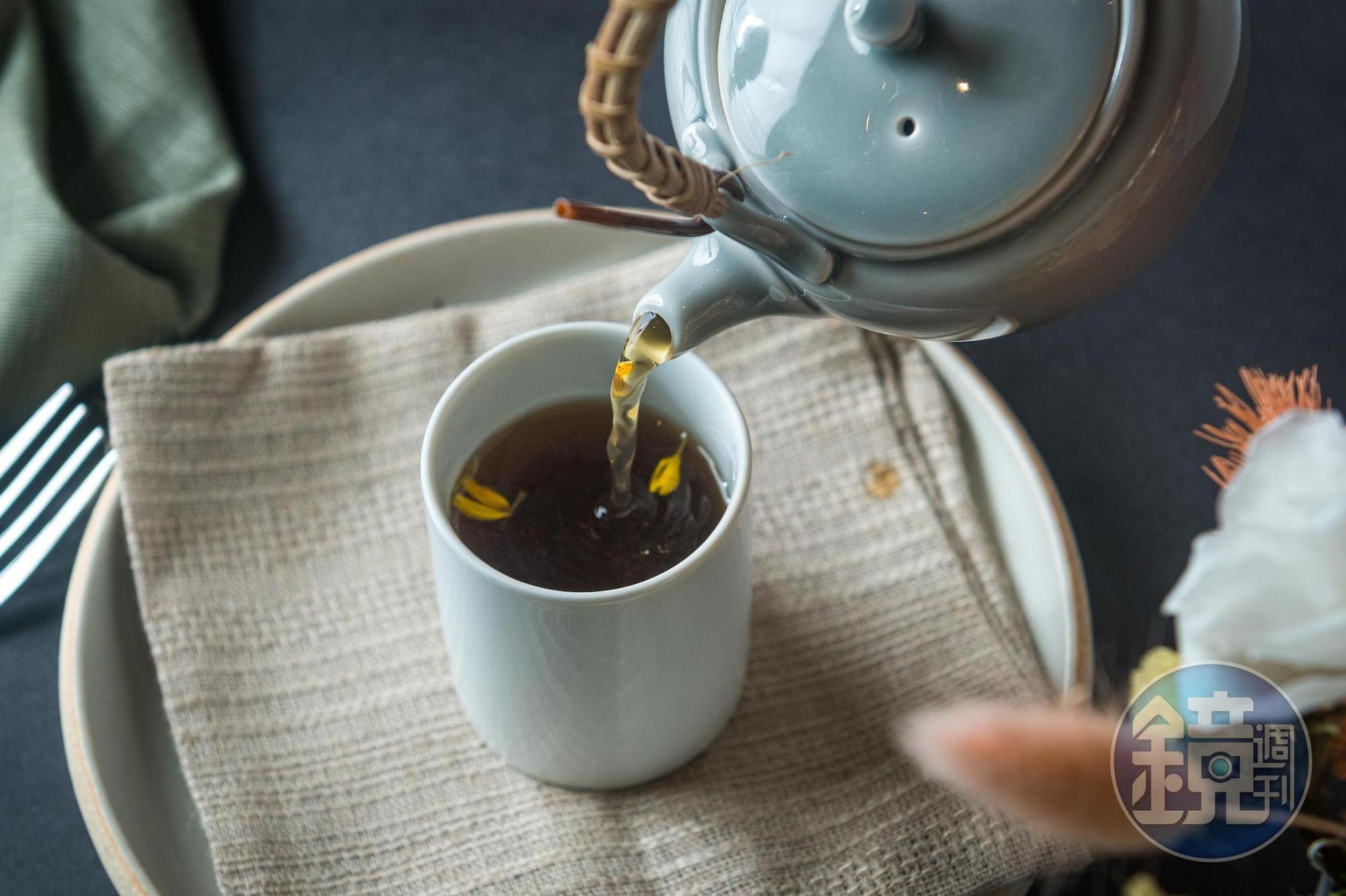 「養生茶湯」以唐寧鉑金系列的「胭脂莓果茶」與蔬菜成清湯結合，風味獨特。
