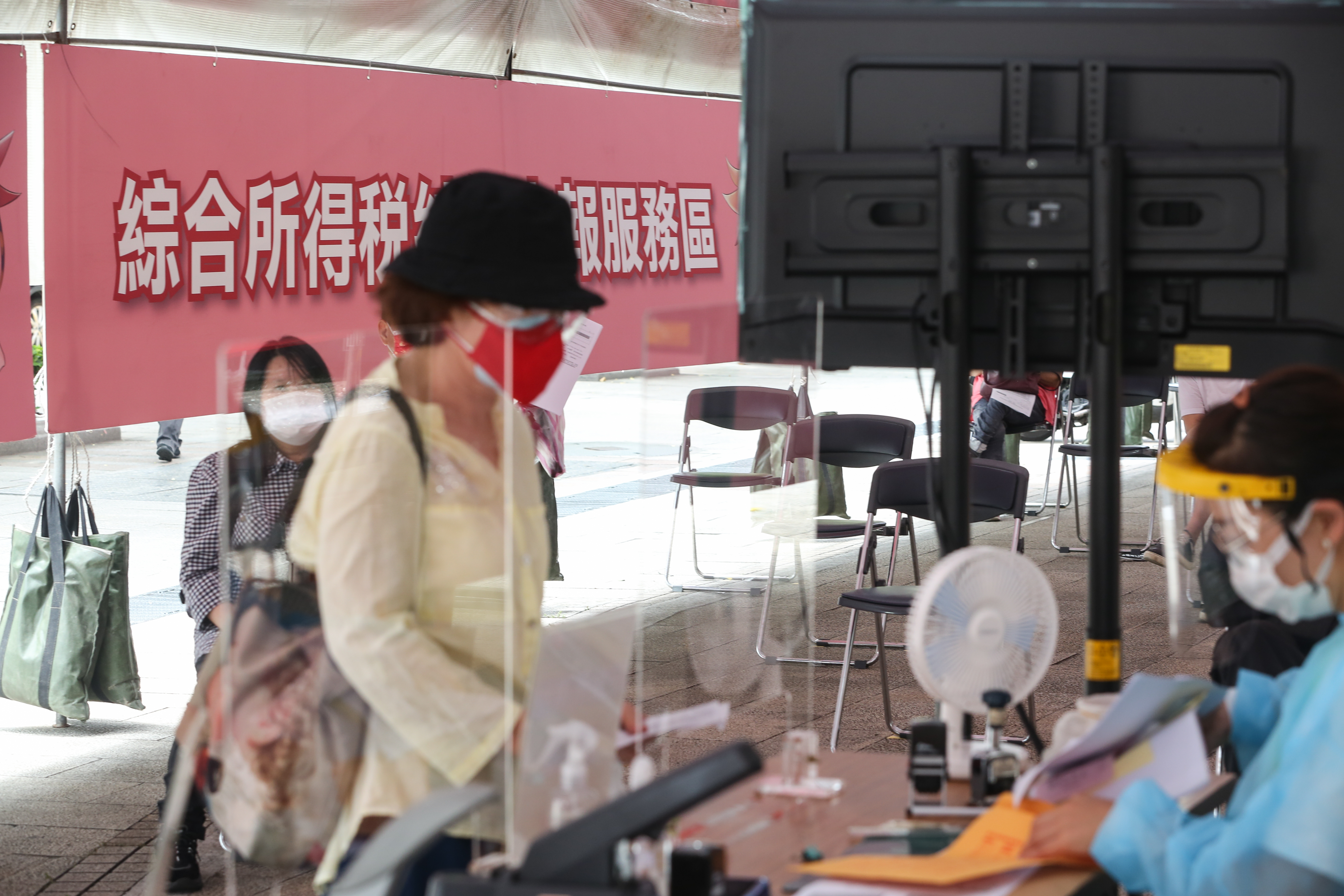 財政部宣布，因疫情接受治療、隔離、檢疫的民眾，綜所稅及營所稅申報期限可展延至6月30日。（本刊資料照）