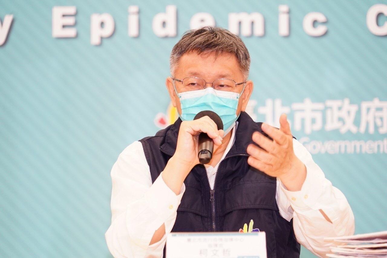 台北市長柯文哲昨天在防疫記者會上,預估北市5月7日單日新增確診數就會破萬,5月18日甚至將累計達50萬例。(翻攝自北市府官網)