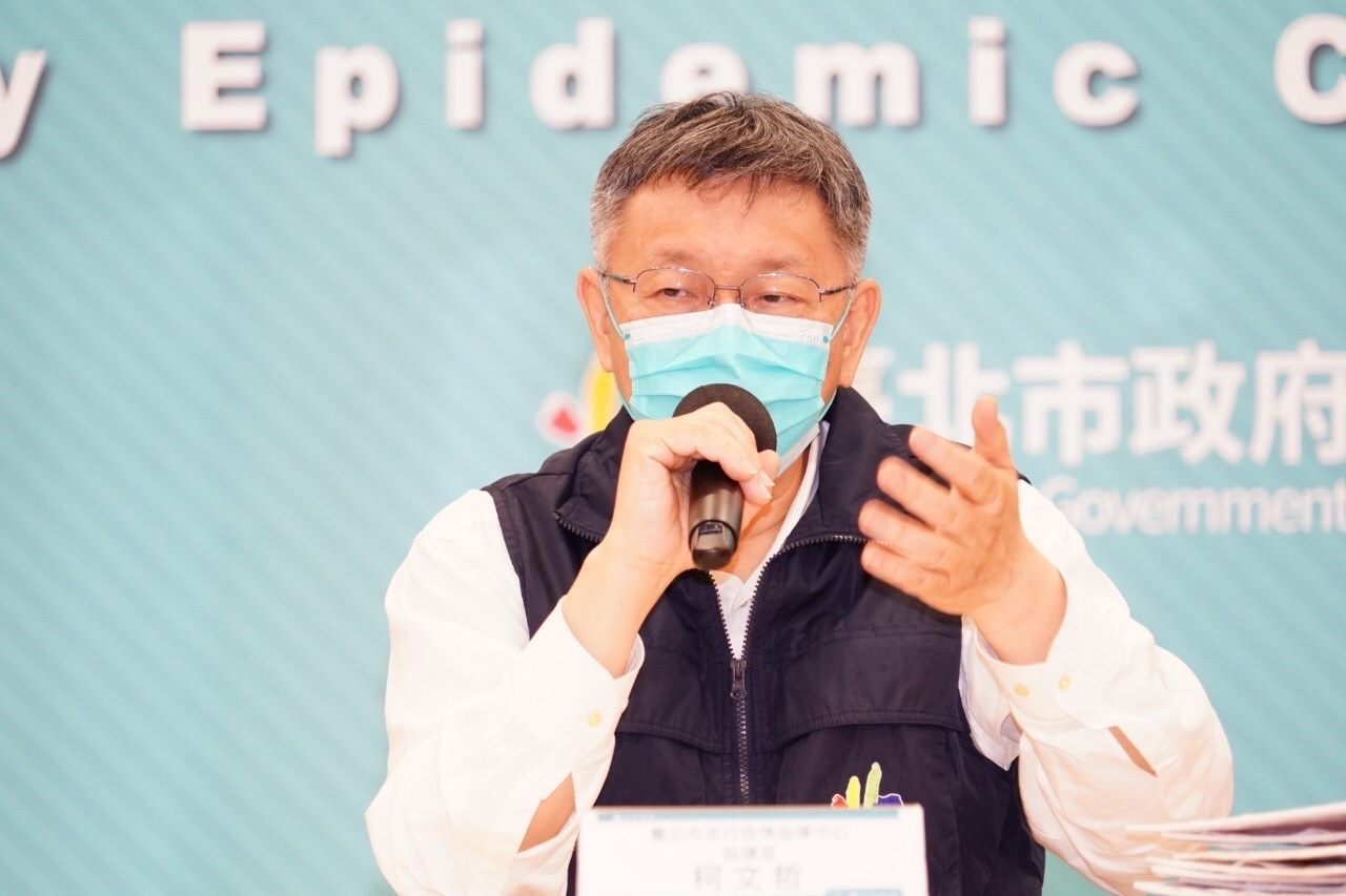 台北市長柯文哲昨天在防疫記者會上，預估北市5月7日單日新增確診數就會破萬，5月18日甚至將累計達50萬例。（翻攝自北市府官網）