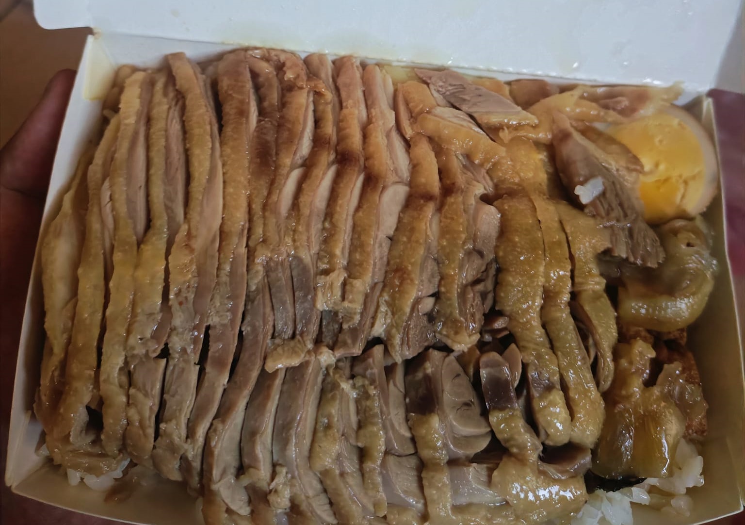 網友分享CP值超高的百元鴨腿飯便當，引起熱烈討論。（翻攝自臉書「爆廢公社公開版」）