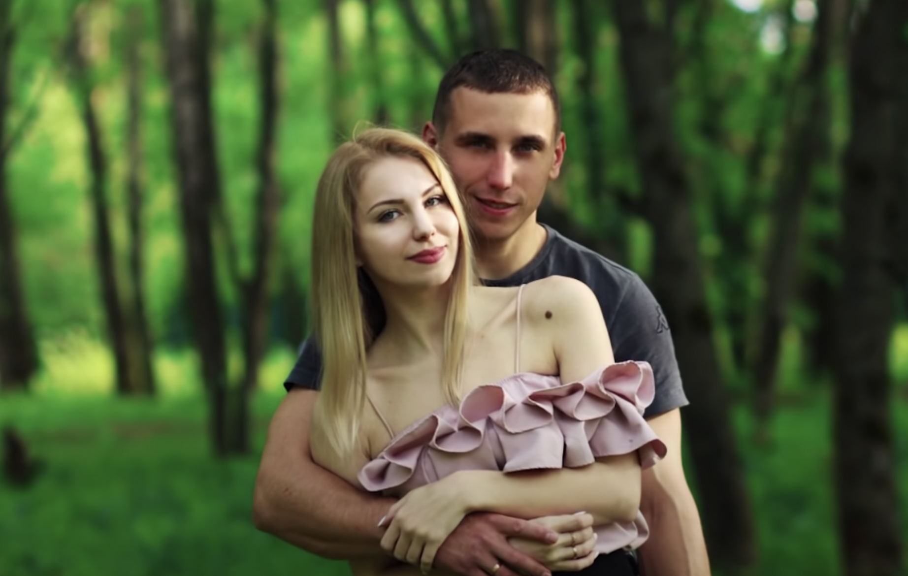 27歲的俄羅斯士兵羅曼（右邊）和其妻子奧爾嘉。（翻攝自 Радіо Свобода Україна 頻道）