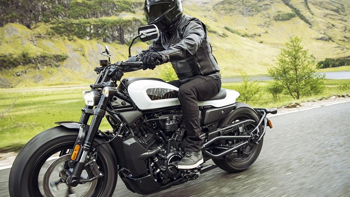 搭載1250T V-Twin 水冷式引擎，透過調整氣門、燃燒室造型、凸輪軸、可變汽門正時調整等配置，使Sportster® S在扭力方面表現提升了10% 之多。