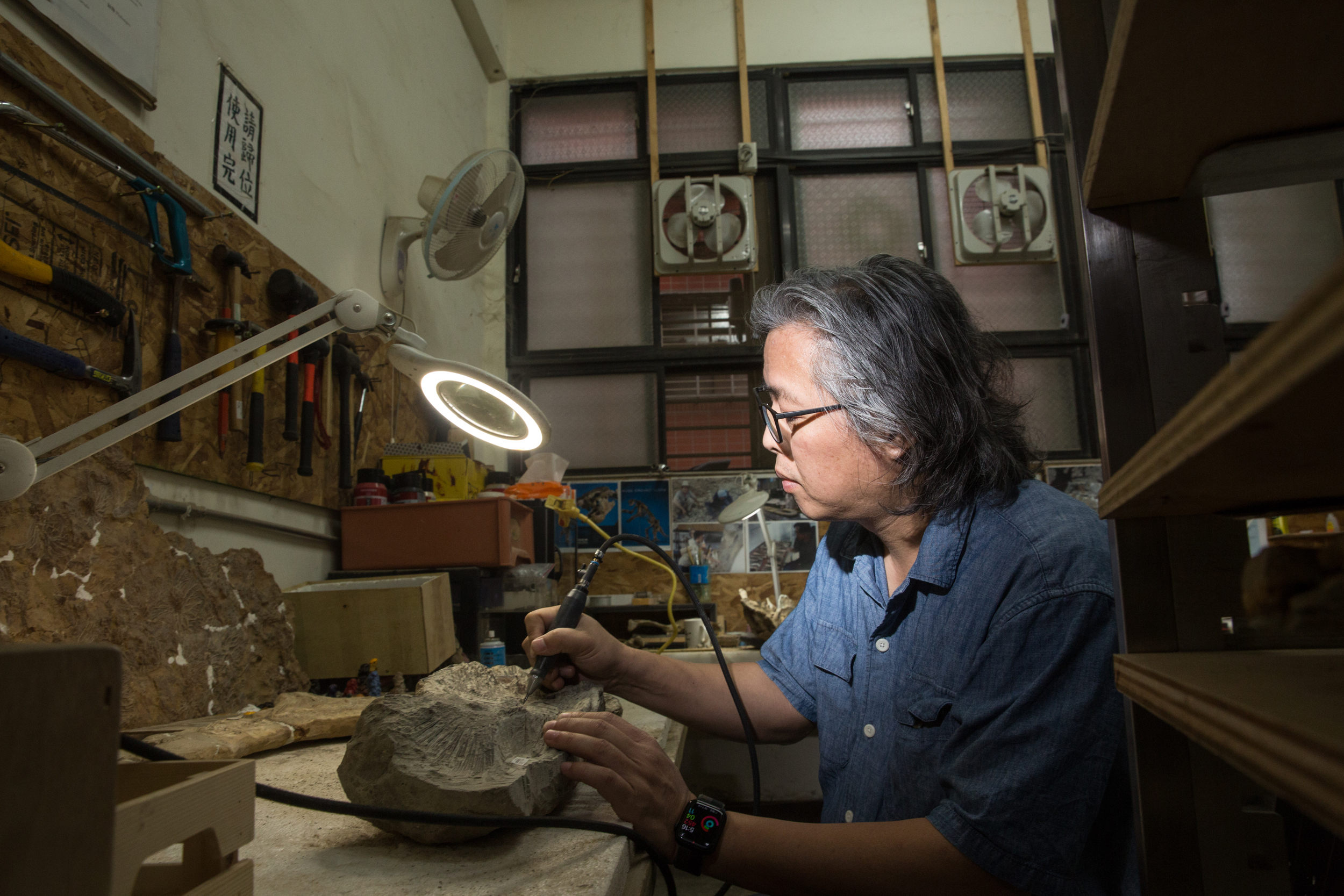 人稱Kiko的蕭語富，是第一位華人化石清修師，處理過上萬種化石。