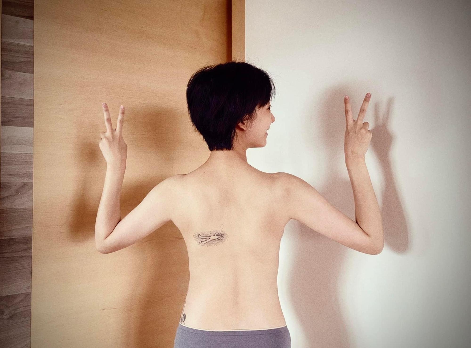 孟耿如秀出纖瘦美背,看不出孕婦模樣。(翻攝自孟耿如臉書)