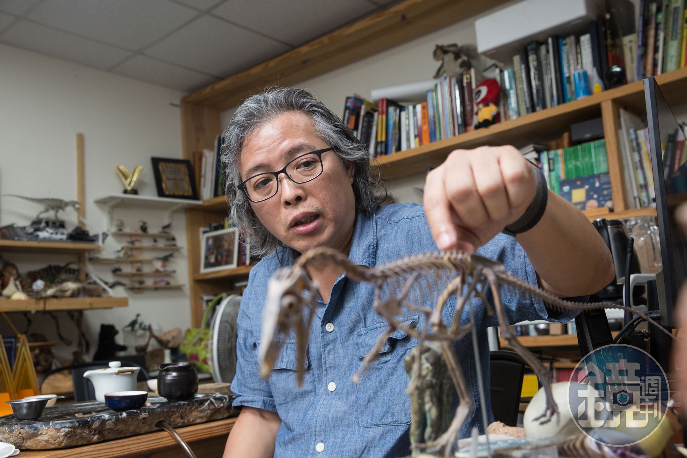 蕭語富從小喜歡古生物、化石，19歲飛到德國學技術，成為第一個華人化石清修師。