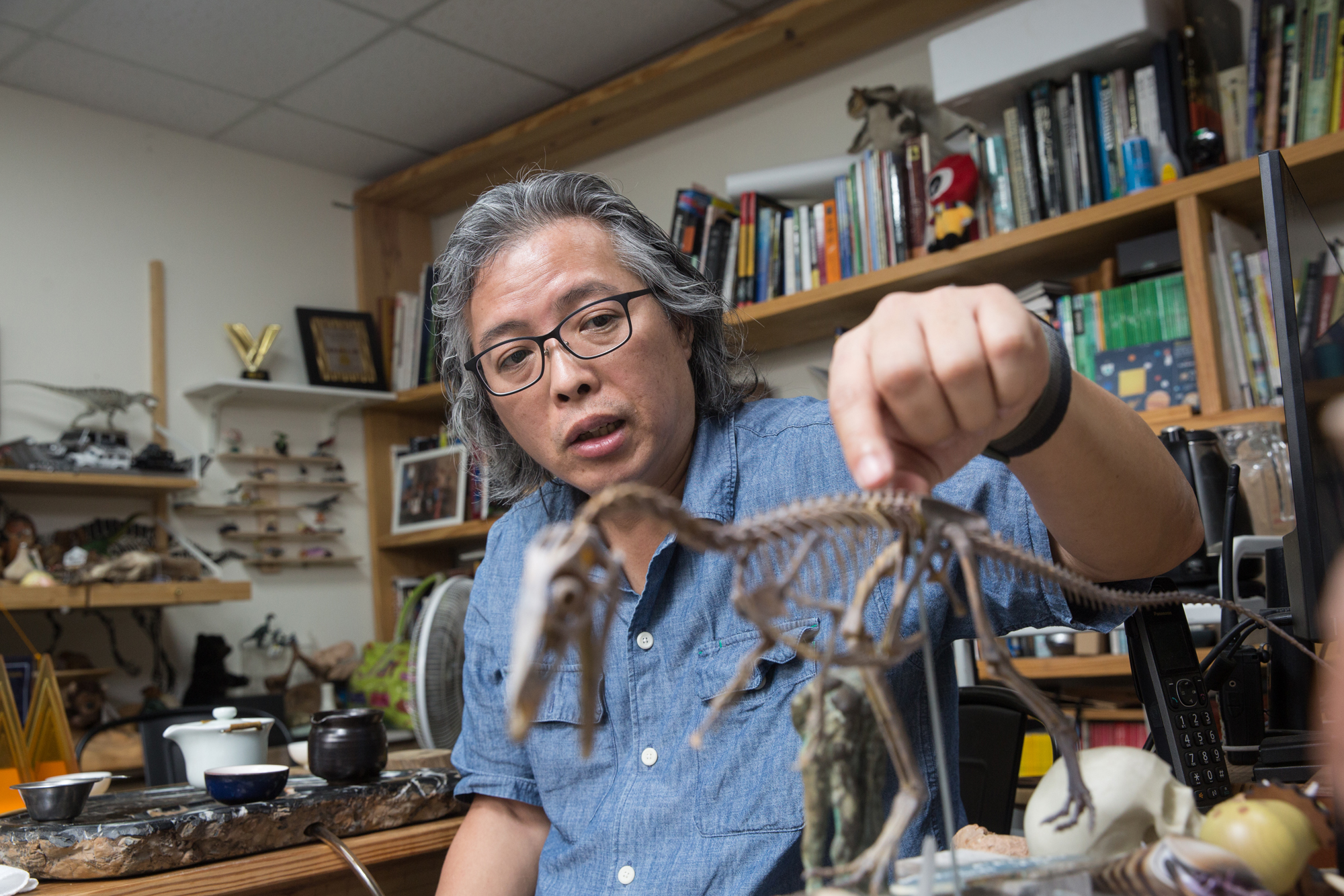 蕭語富從小喜歡古生物、化石，19歲飛到德國學技術，成為第一個華人化石清修師。