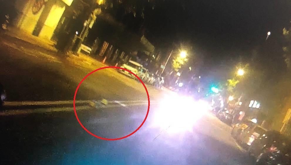 許男等人點燃鞭炮後逃跑，路中間還遺留鞭炮灰燼。（翻攝畫面）