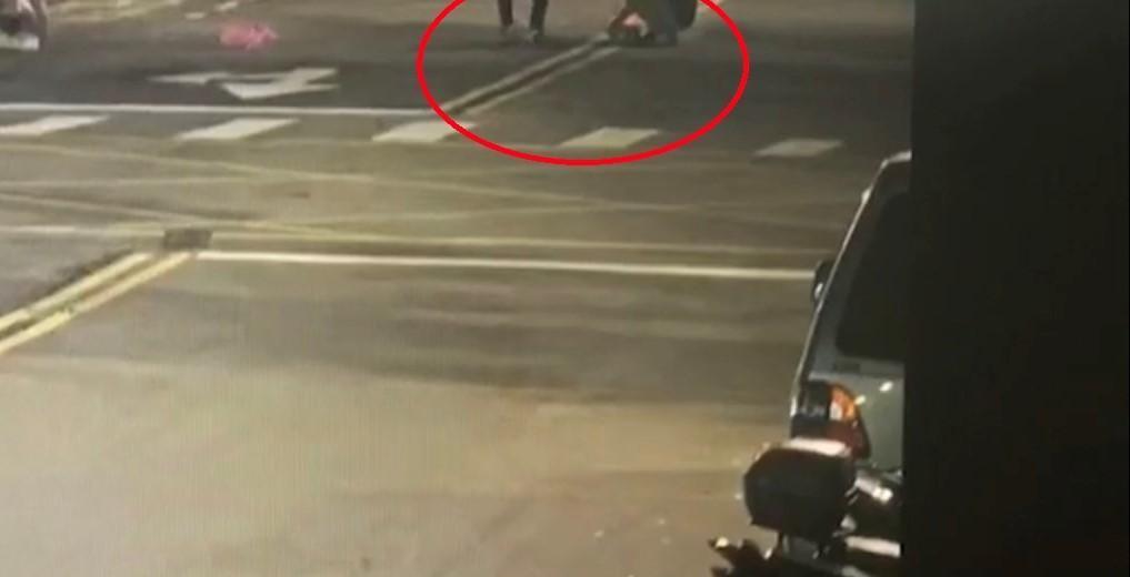 許男等人喝醉酒蹲在馬路中間燃放鞭炮，一時火煙四起。（翻攝畫面）