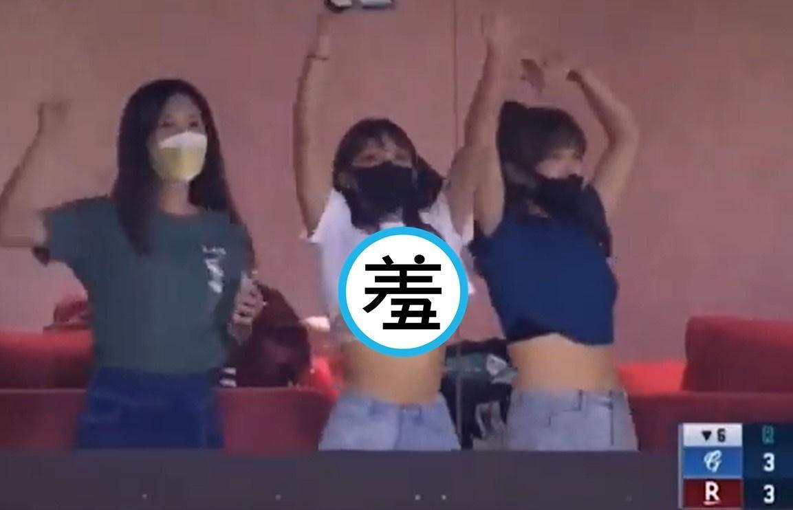 林襄場邊看球的走光畫面瘋傳,引起球迷討論。(翻攝自YouTube)