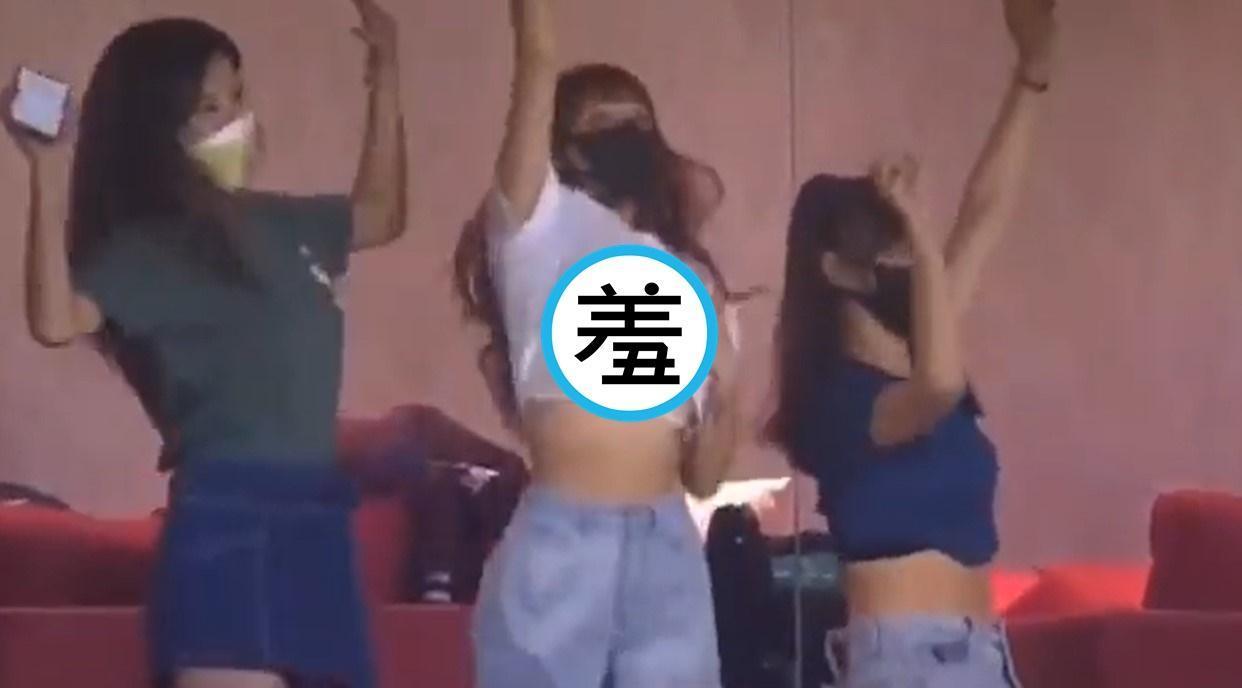 林襄場邊看球的走光畫面瘋傳,引起球迷討論。(翻攝自YouTube)