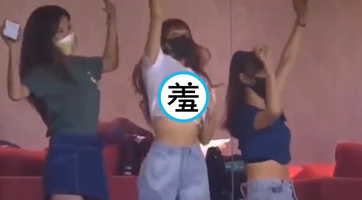 林襄場邊看球的走光畫面瘋傳，引起球迷討論。（翻攝自YouTube）