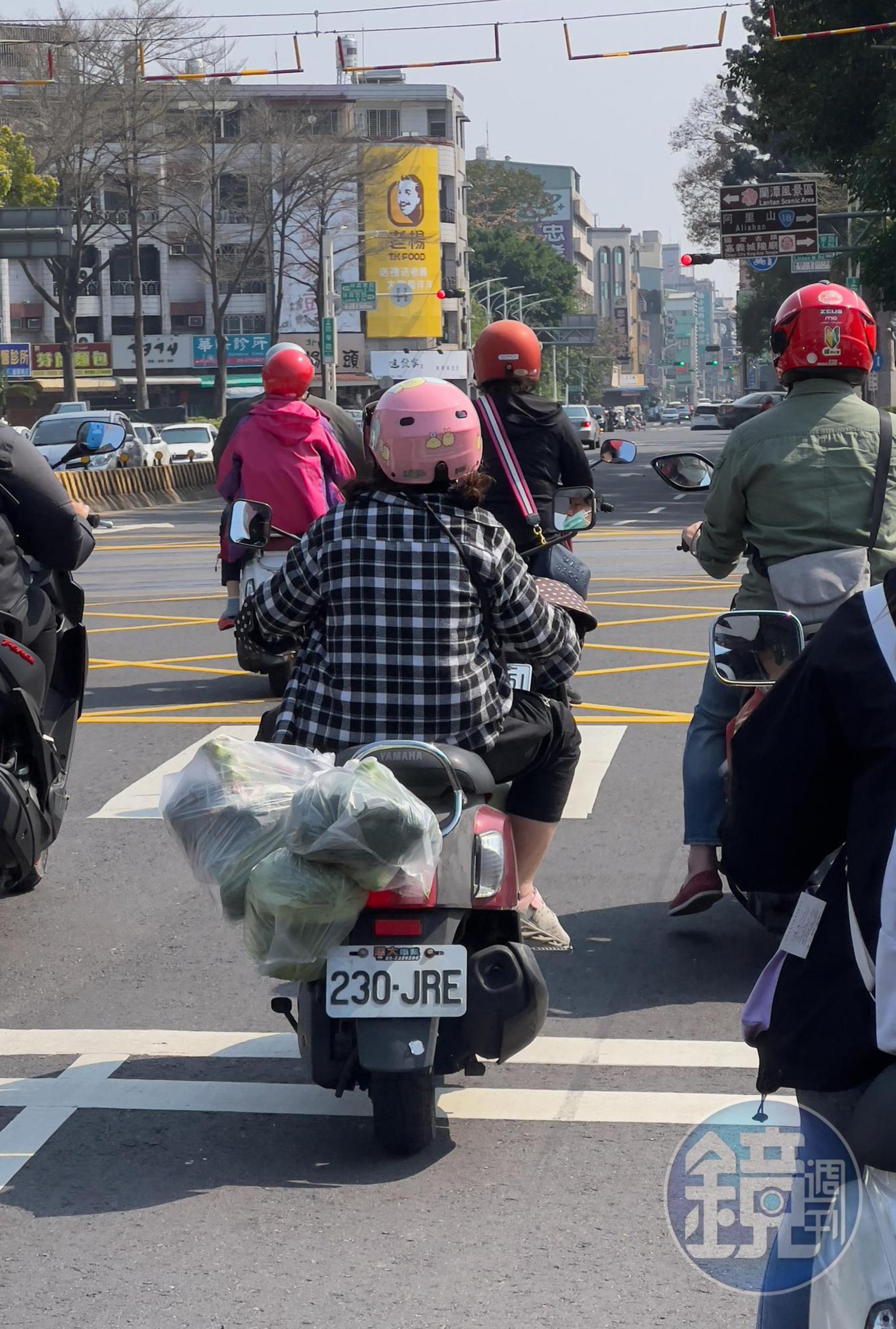 看嘉義人如何運用摩托車，是旅行嘉義不可錯過的另類街頭風景。