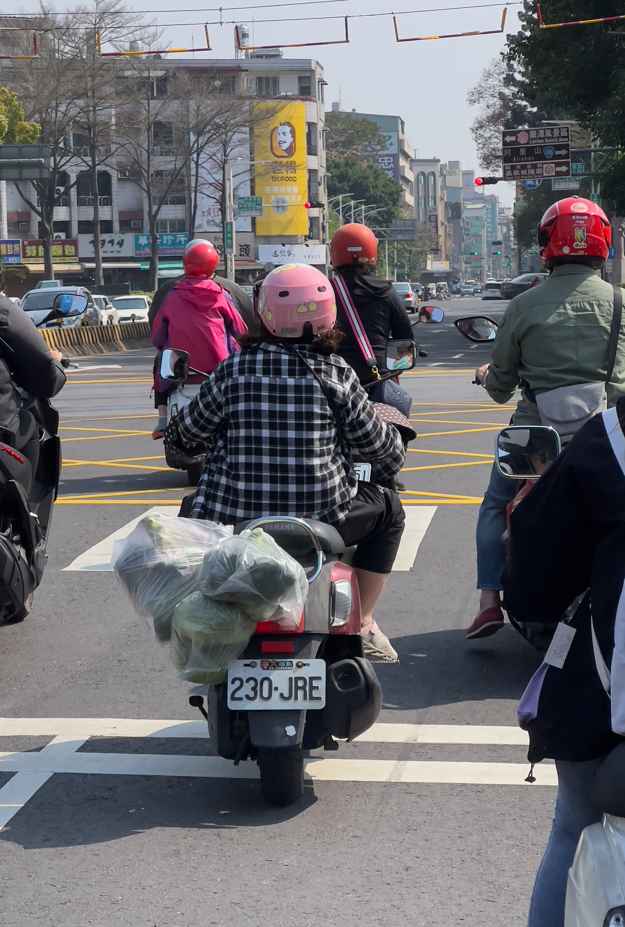 看嘉義人如何運用摩托車，是旅行嘉義不可錯過的另類街頭風景。