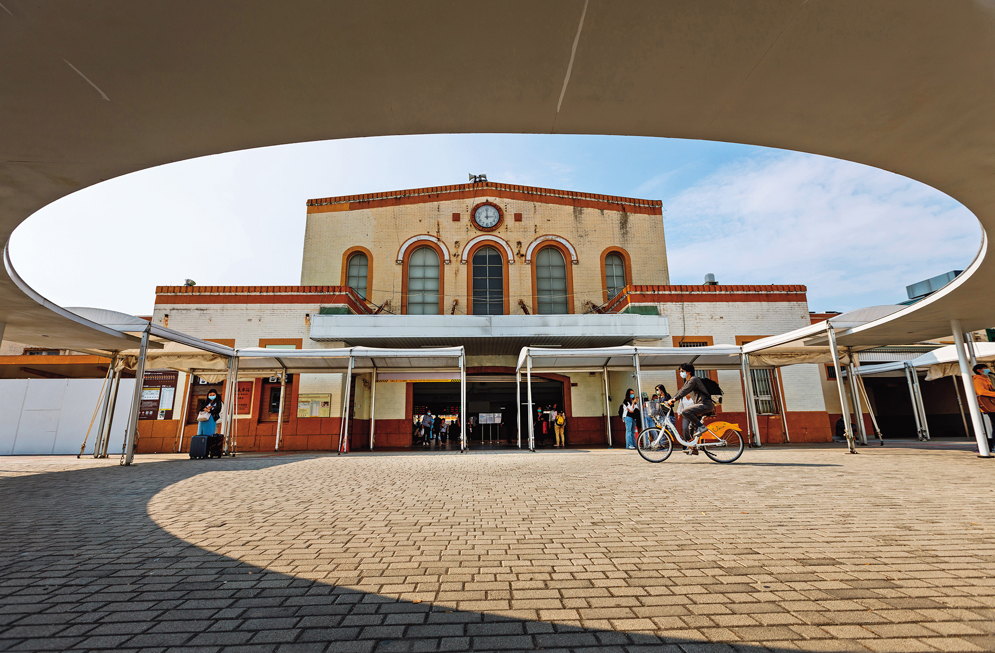 嘉義是一座悠閒小巧的西部城市，充滿著與生俱來的悠閒，兩輪是最適合這座城市的交通工具。