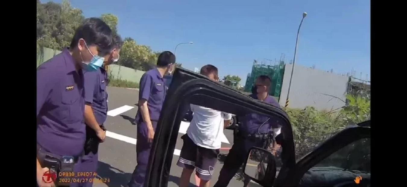 拒捕還衝撞員警的陳姓嫌犯最終不敵警方圍捕被逮。(翻攝畫面)