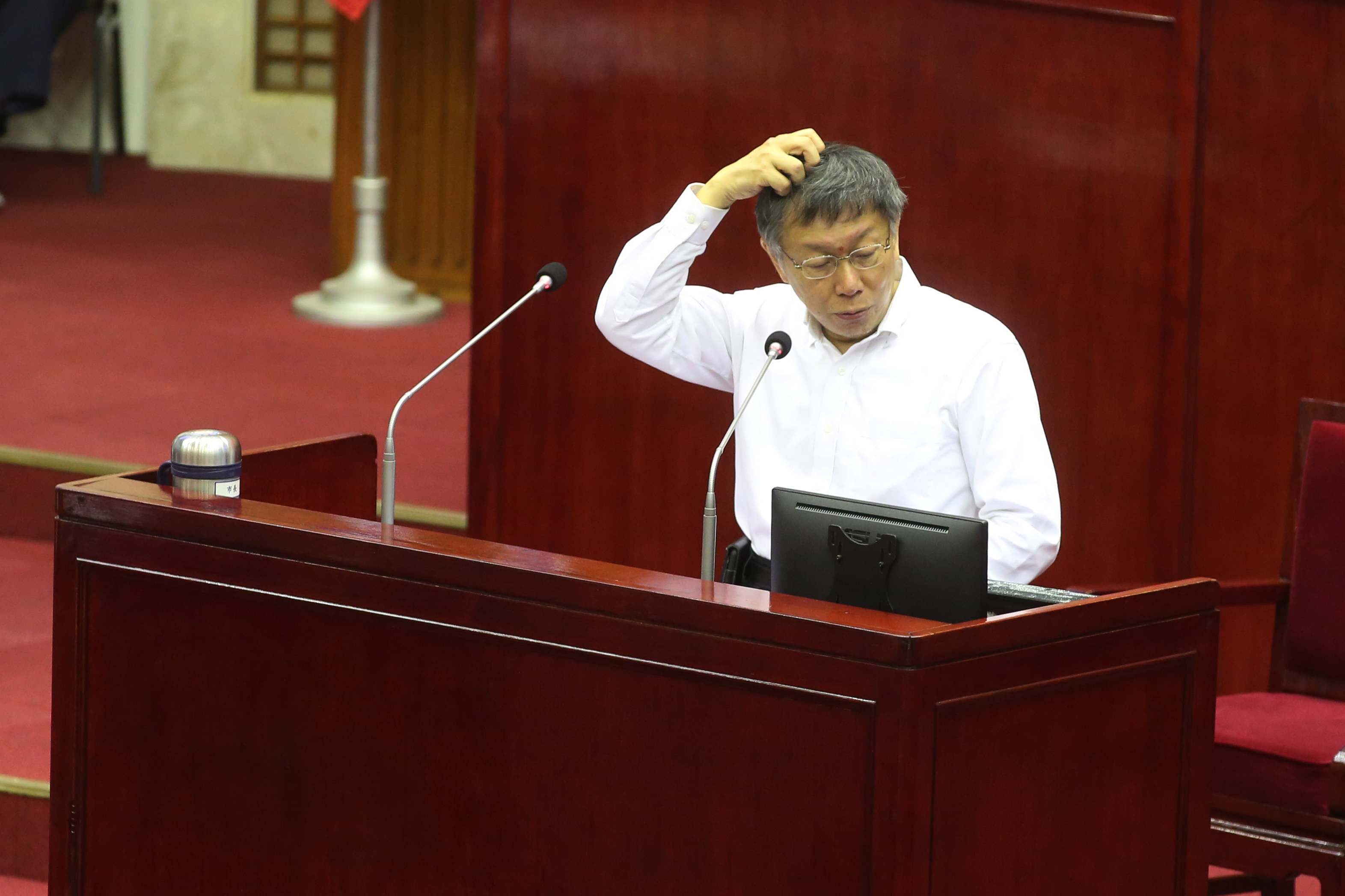 台北市長柯文哲今日於議會解釋「軟性封城」條件，曝醫療量能不堪負荷時就會採取。（本刊資料照）