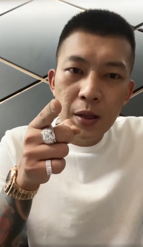  鳳梨深夜開直播開譙連千毅，線上湧入超過6萬人觀看。（翻攝自鳳梨 吳泓逸臉書）
