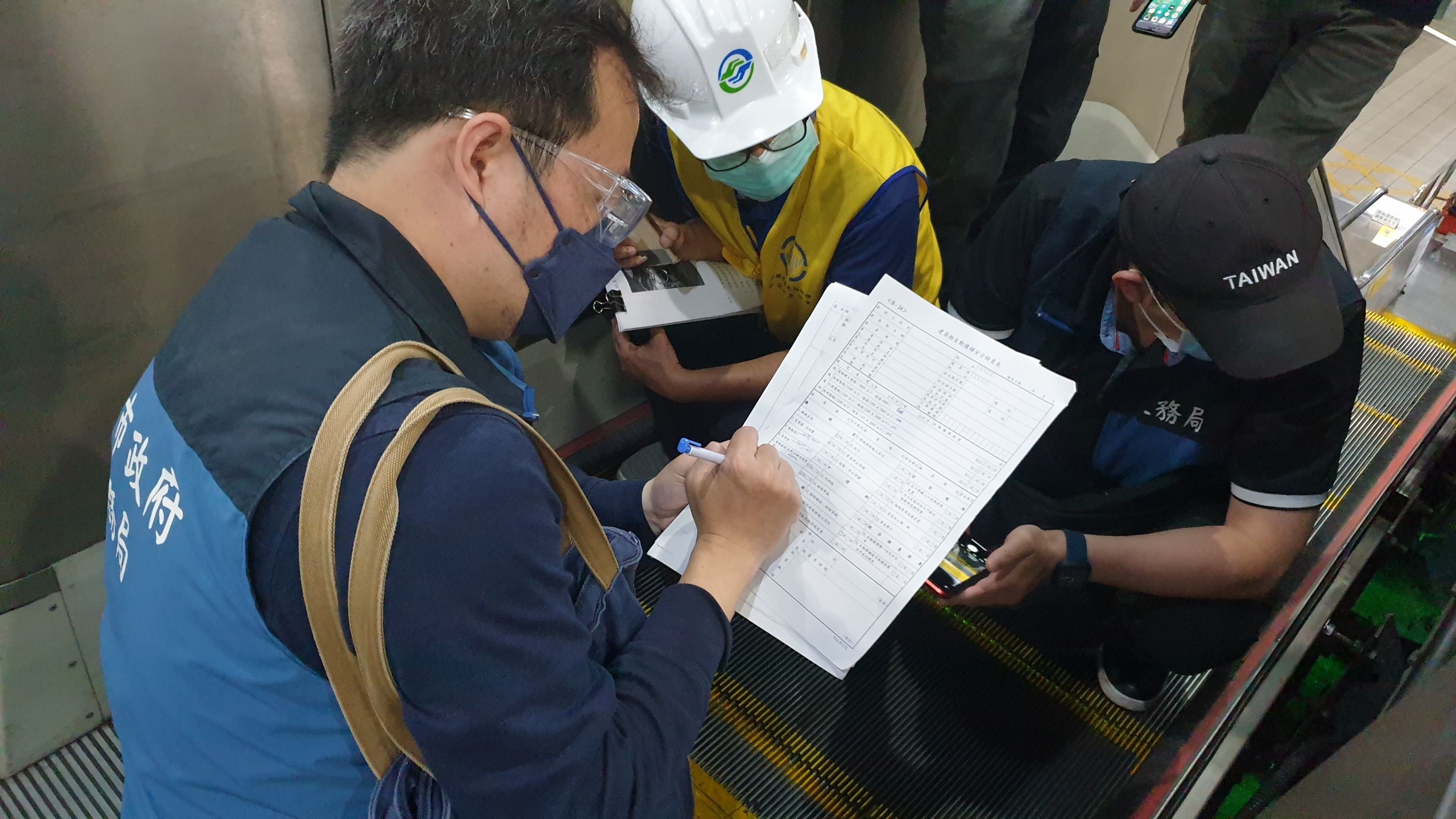 新埔站電扶梯出事後經過1個月檢修測試，今重新開放旅客使用。（北捷提供）