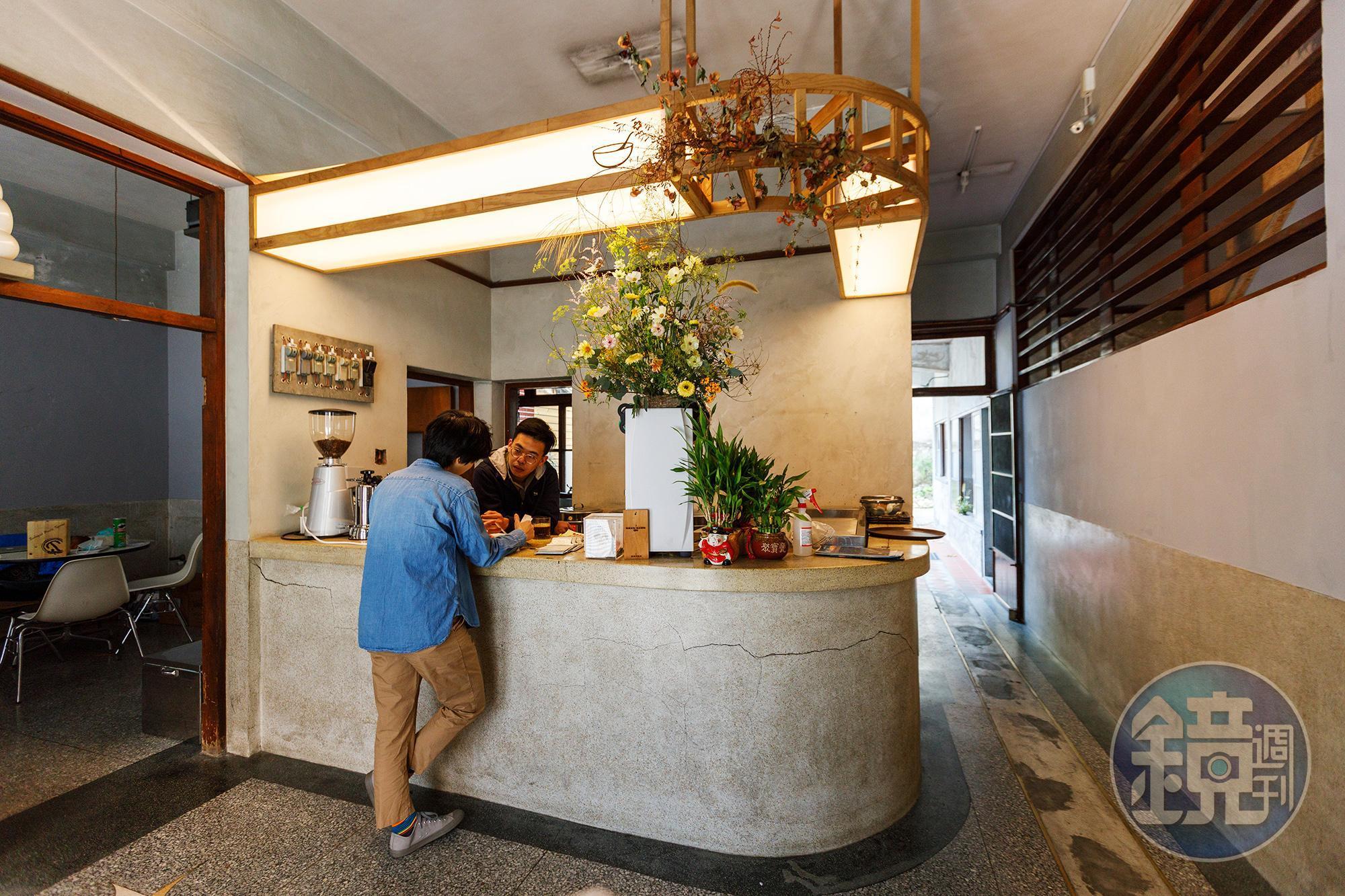豆花店的櫃檯,是原本醫院的掛號及領藥窗口。