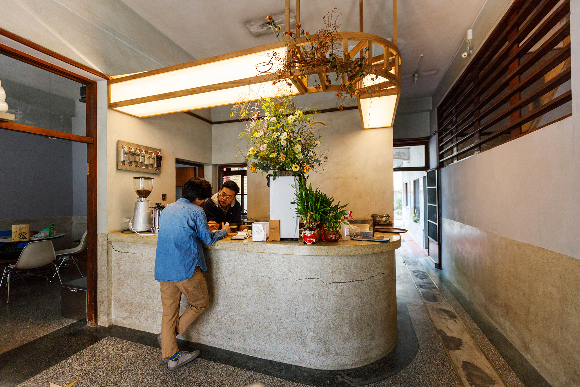 豆花店的櫃檯，是原本醫院的掛號及領藥窗口。