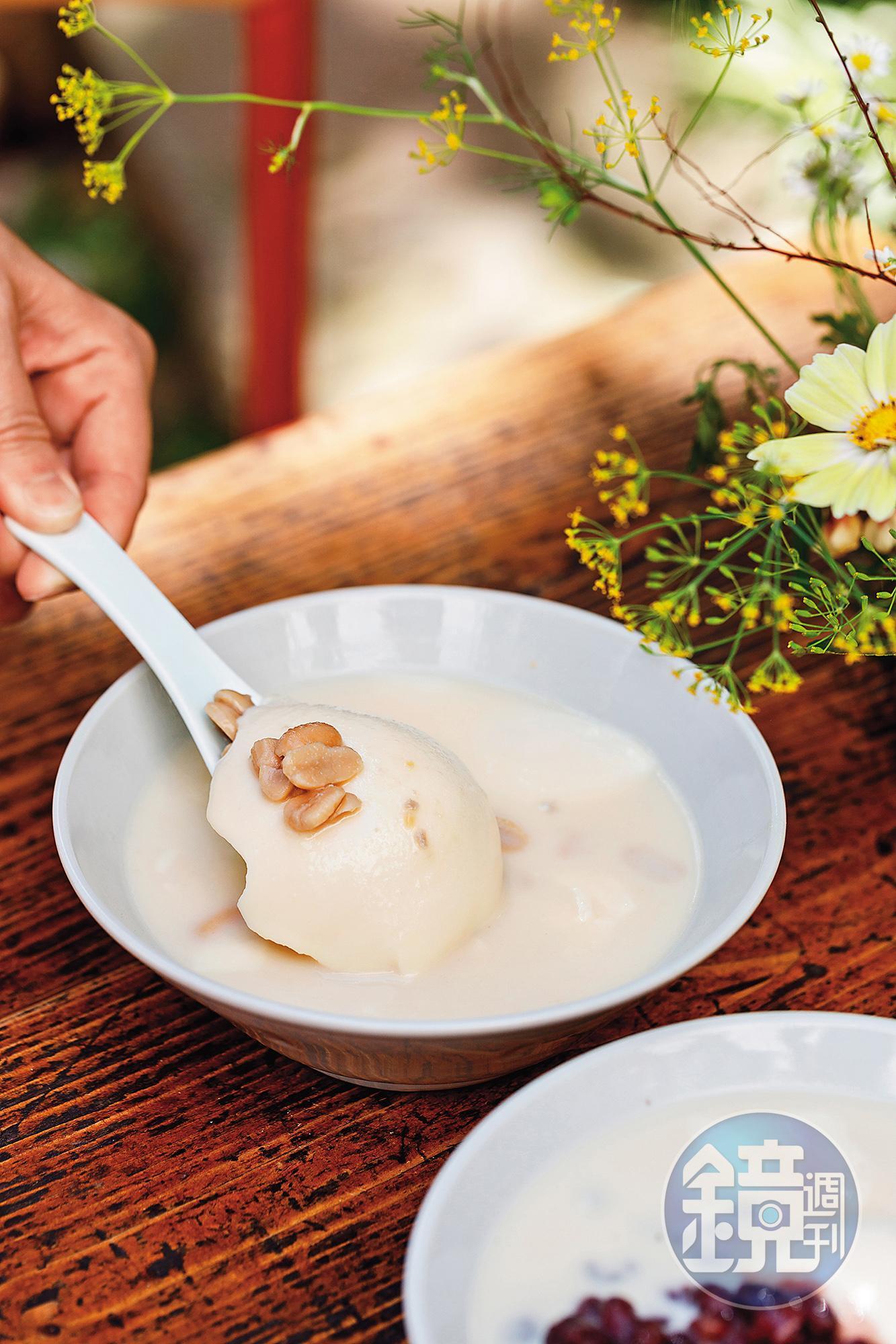 以豆漿為底的「花生豆花」,是桃城的招牌口味。(35元/碗)