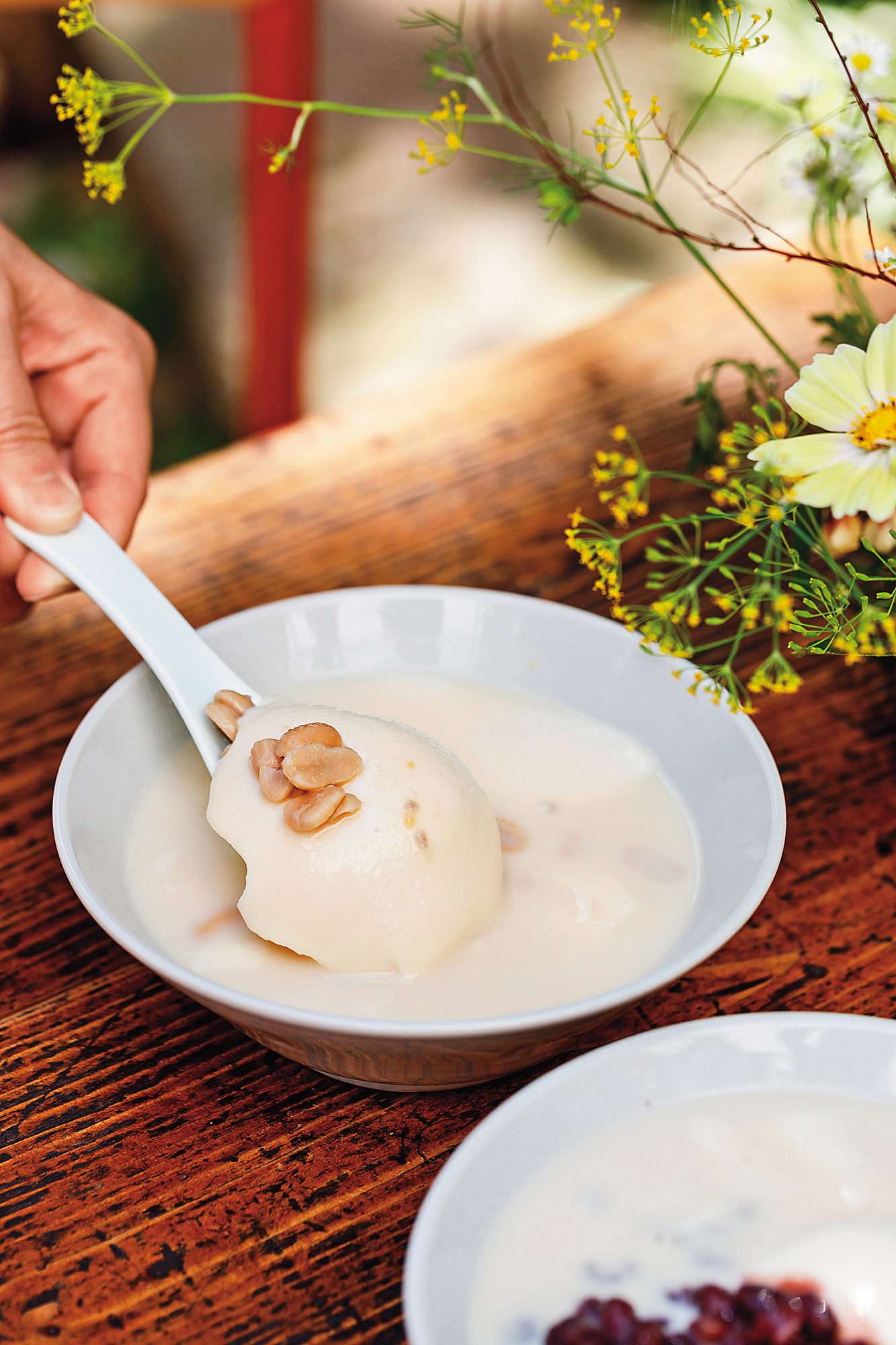 以豆漿為底的「花生豆花」，是桃城的招牌口味。（35元／碗）