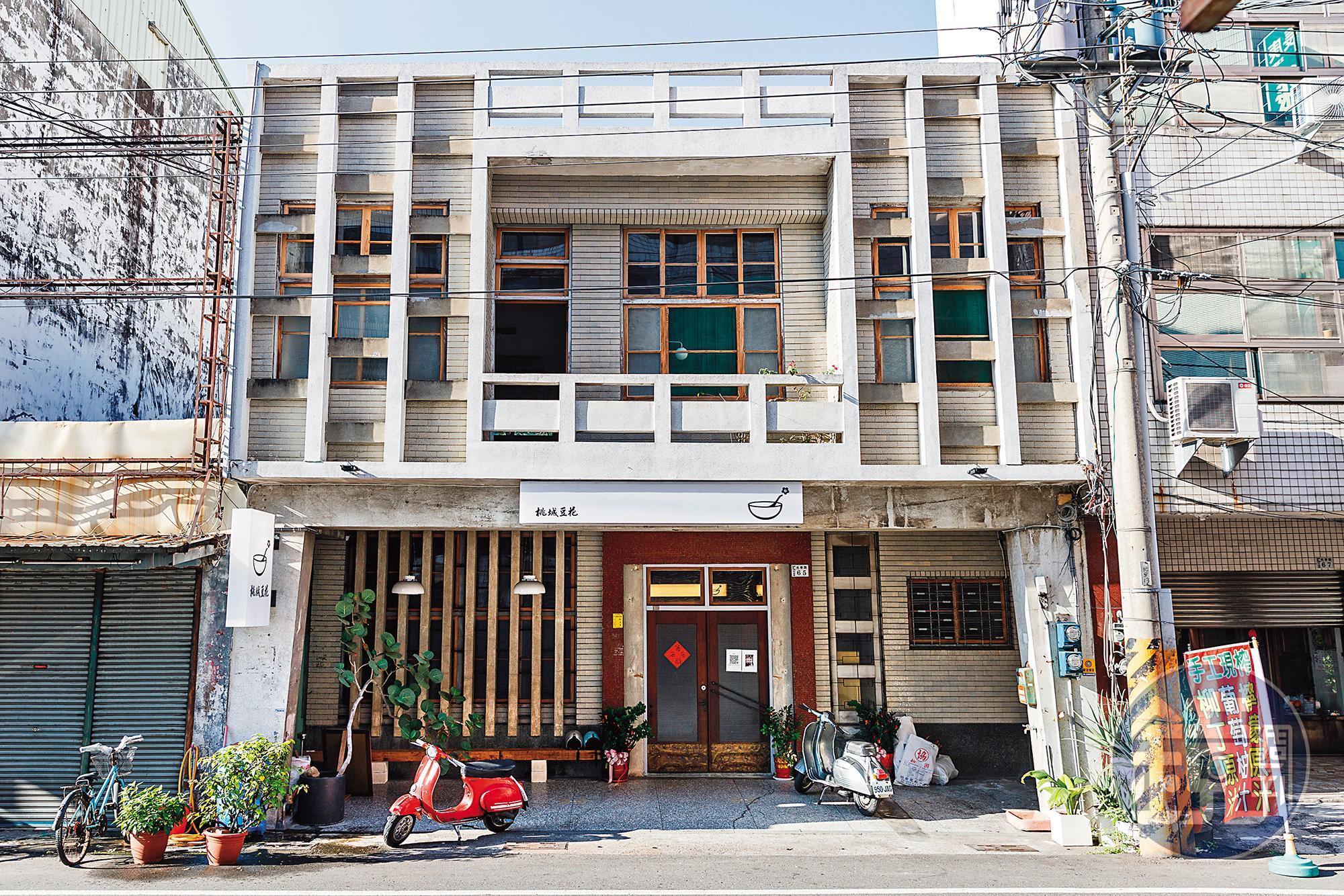 「桃城豆花」二店位於光華路上,老房子精緻典雅的外觀,與停放至一樓騎樓的偉士牌皆十分吸睛。