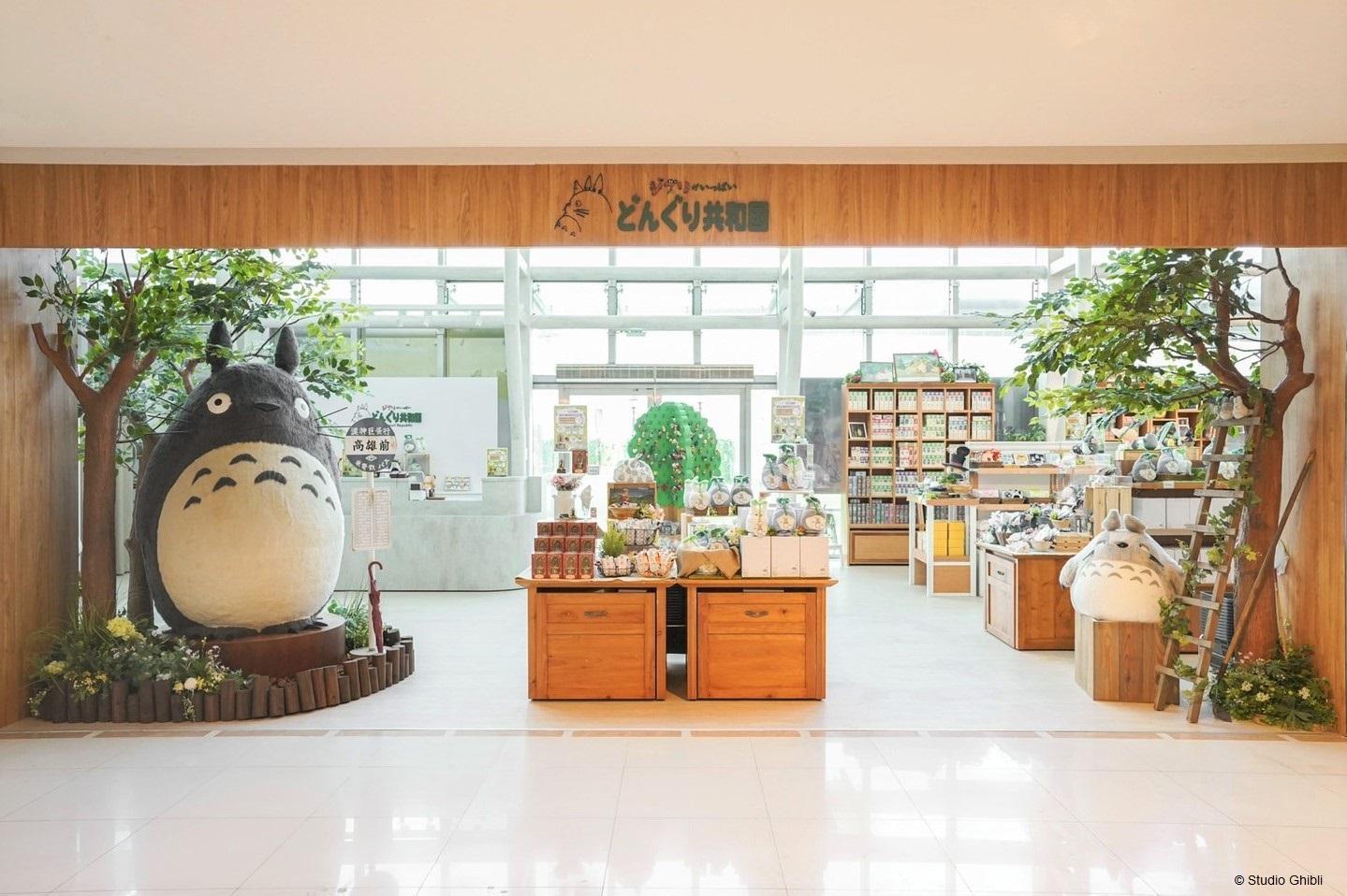 「橡子共和國」高雄一號店是南台灣最大店舖，門口就有等身大的大龍貓熱情迎接粉絲。（© Studio Ghibli）