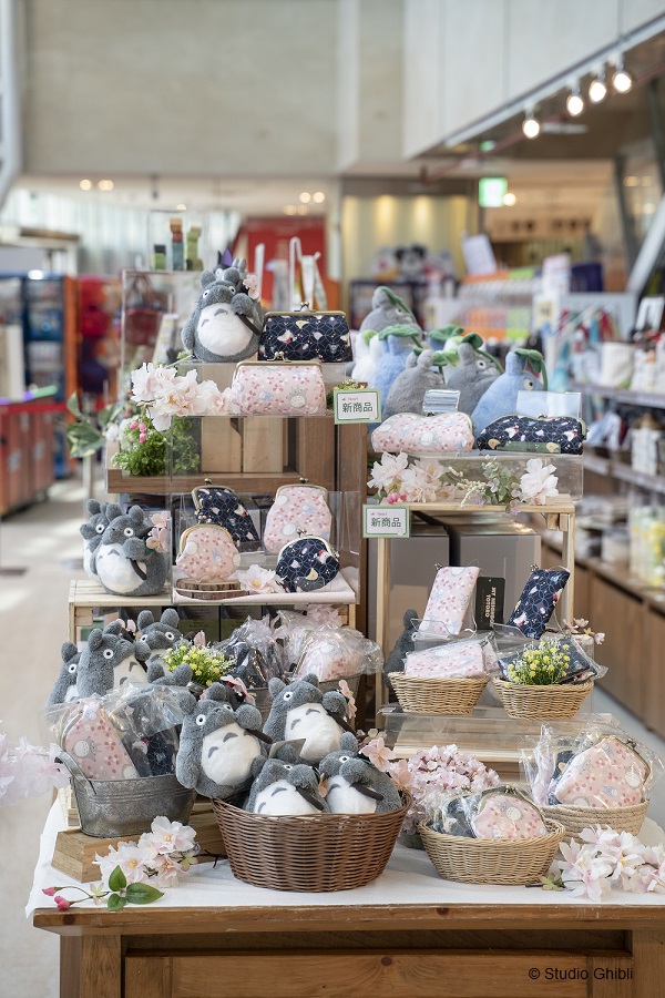 全新櫻花風系列《龍貓》商品，全台所有門市及網路商店4月28日同步上市發售。（© Studio Ghibli）