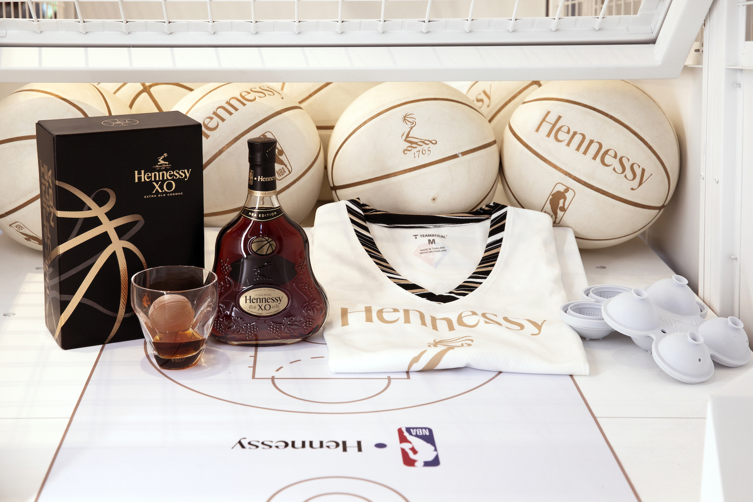 軒尼詩成為NBA全球官方烈酒合作夥伴後，推出許多聯名限量周邊商品，「軒尼詩X.O 2021-22 NBA聯名限量版」（6,160元／瓶）也在4月中旬上市。（軒尼詩提供）