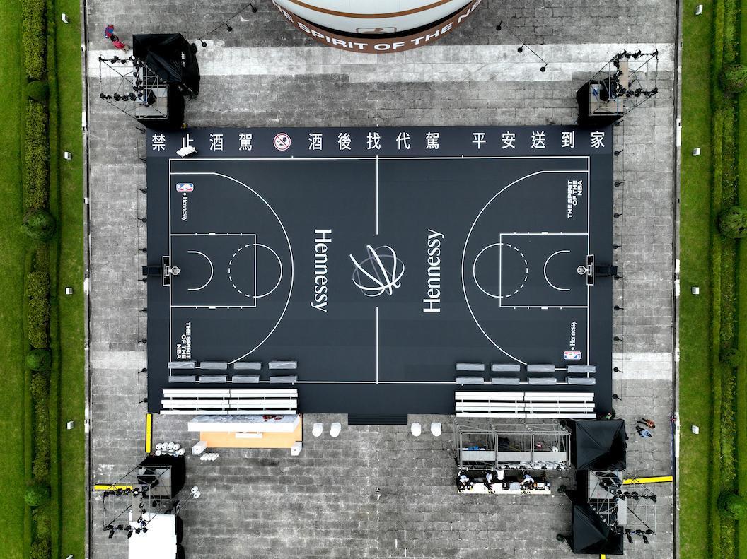 從空中俯瞰「Hennessy x NBA潮玩籃球場」，視覺感受十分有趣。（軒尼詩提供）