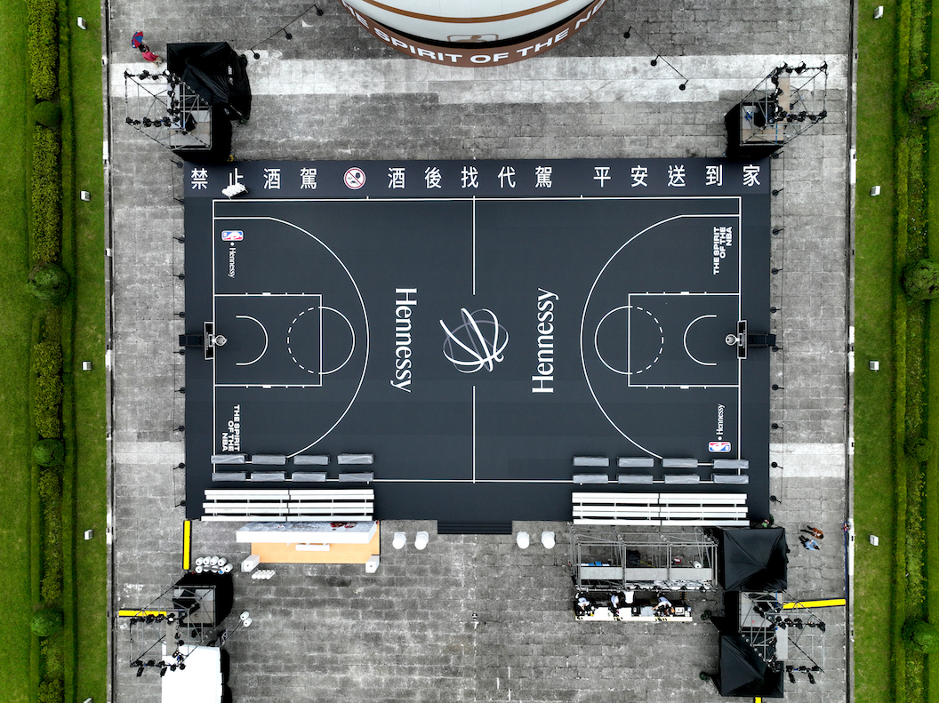 從空中俯瞰「Hennessy x NBA潮玩籃球場」，視覺感受十分有趣。（軒尼詩提供）