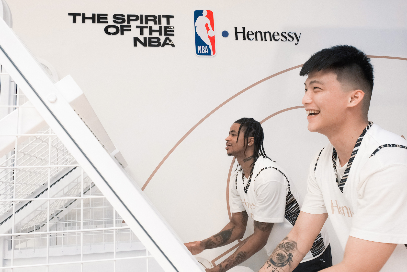 朱雲豪（右）和法獅（左）於軒尼詩NBA籃球機留下得分紀錄，期待球迷們繼續挑戰。（軒尼詩提供）