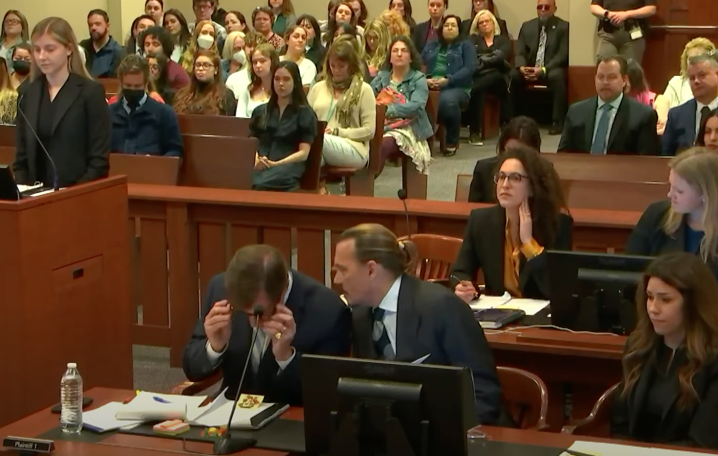 強尼戴普（右）在法庭上塗鴉打發時間，還拿給辯護律師看。（翻攝自Entertainment Toight官方YouTube）