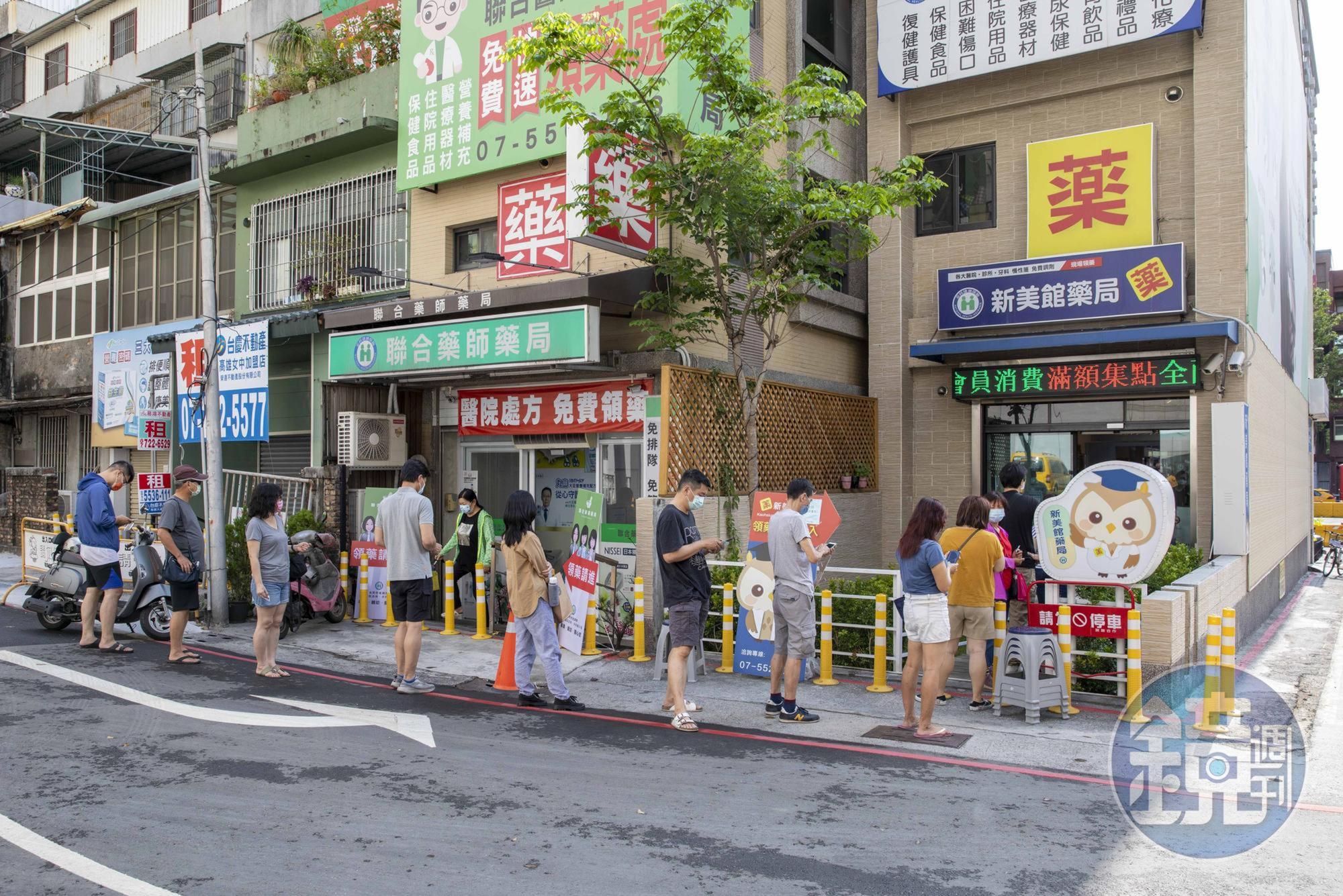 快篩實名制上路首日各藥局湧現排隊人潮,健保卡系統卻不給力,一開賣就當機。