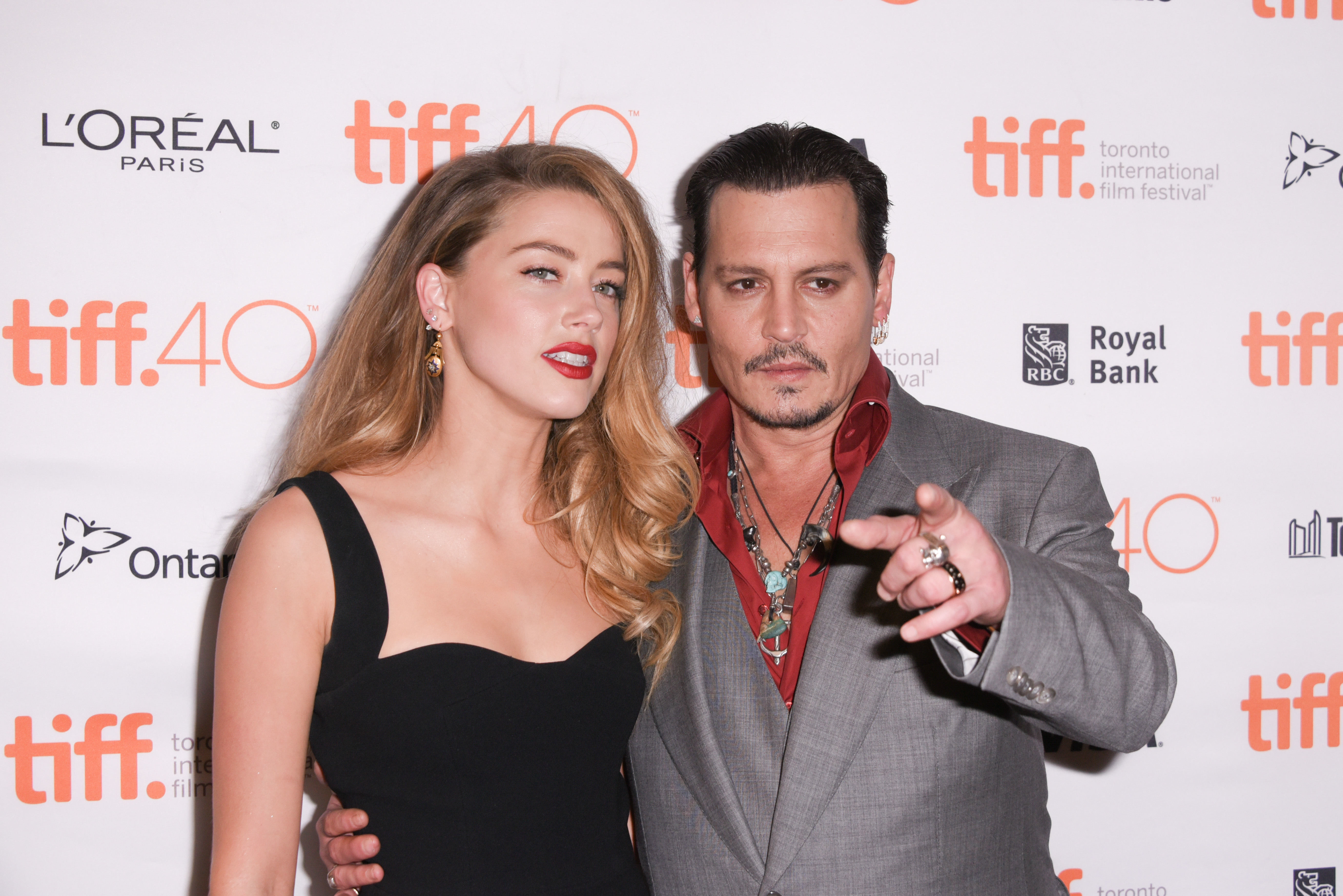 強尼戴普（右）與安珀赫德（左）在2015年出席多倫多影展的恩愛模樣，現在已經一切不復返。（東方IC）