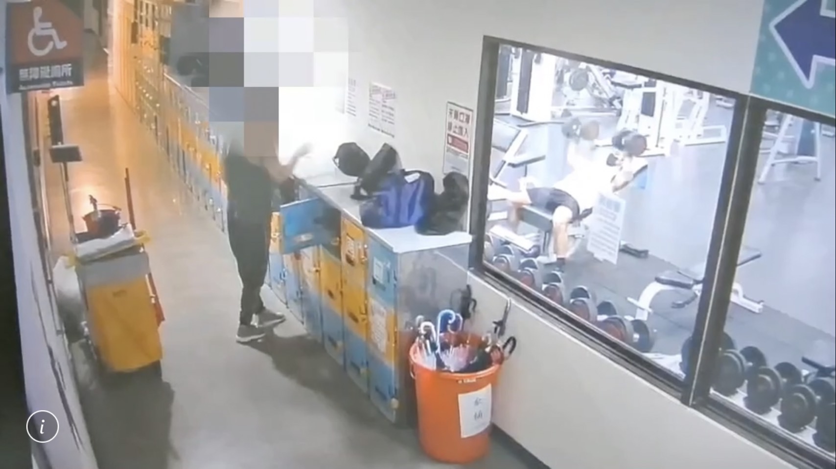 黃男將民眾放在置物櫃上的隨身包包放入自己櫃中。（翻攝畫面）