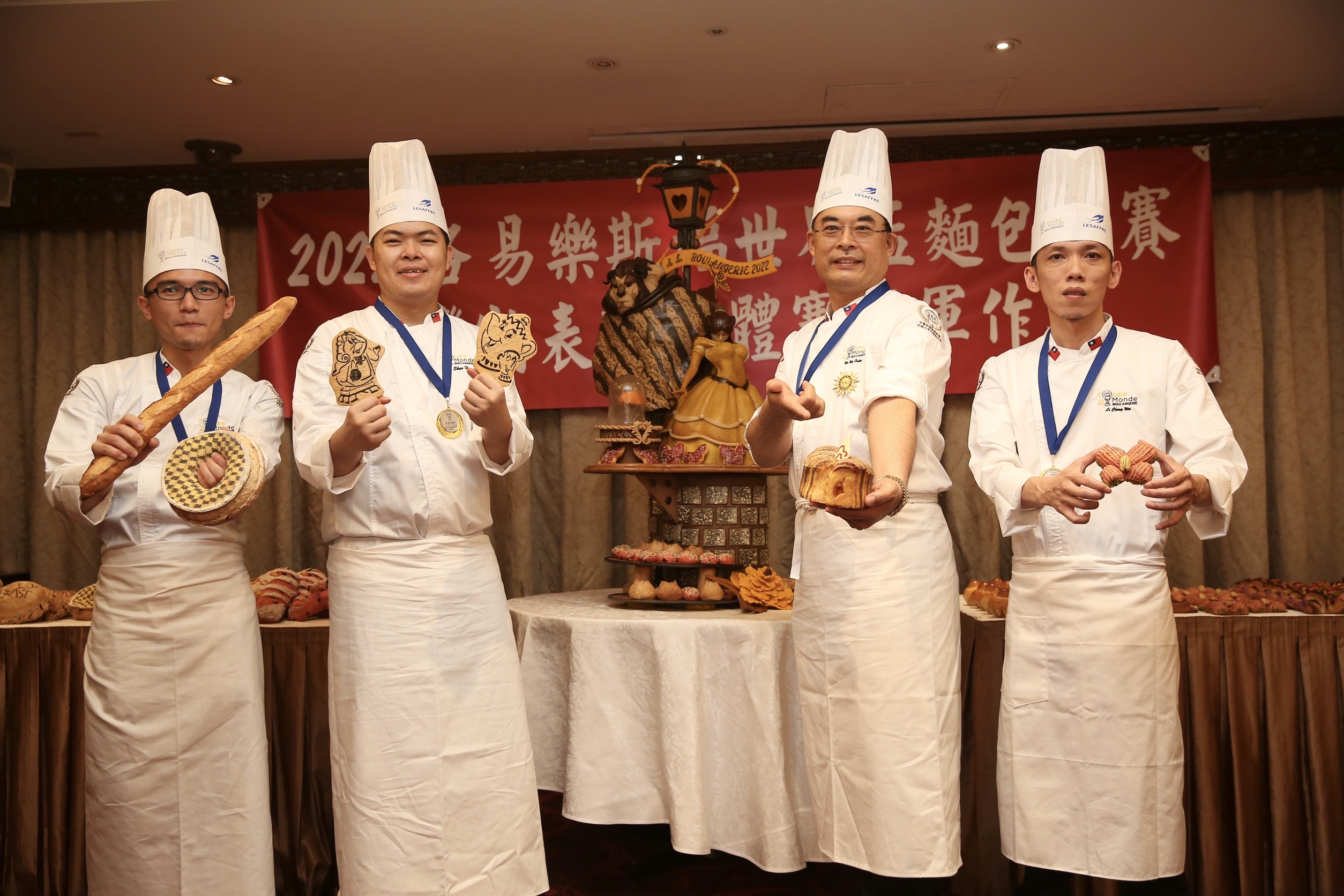 練吳武憲（右2）率領武子靖（左1）、徐紹桓（左2）、李忠威（右1）在路易樂斯福世界盃麵包大賽，為台灣首度拿下團體賽冠軍。