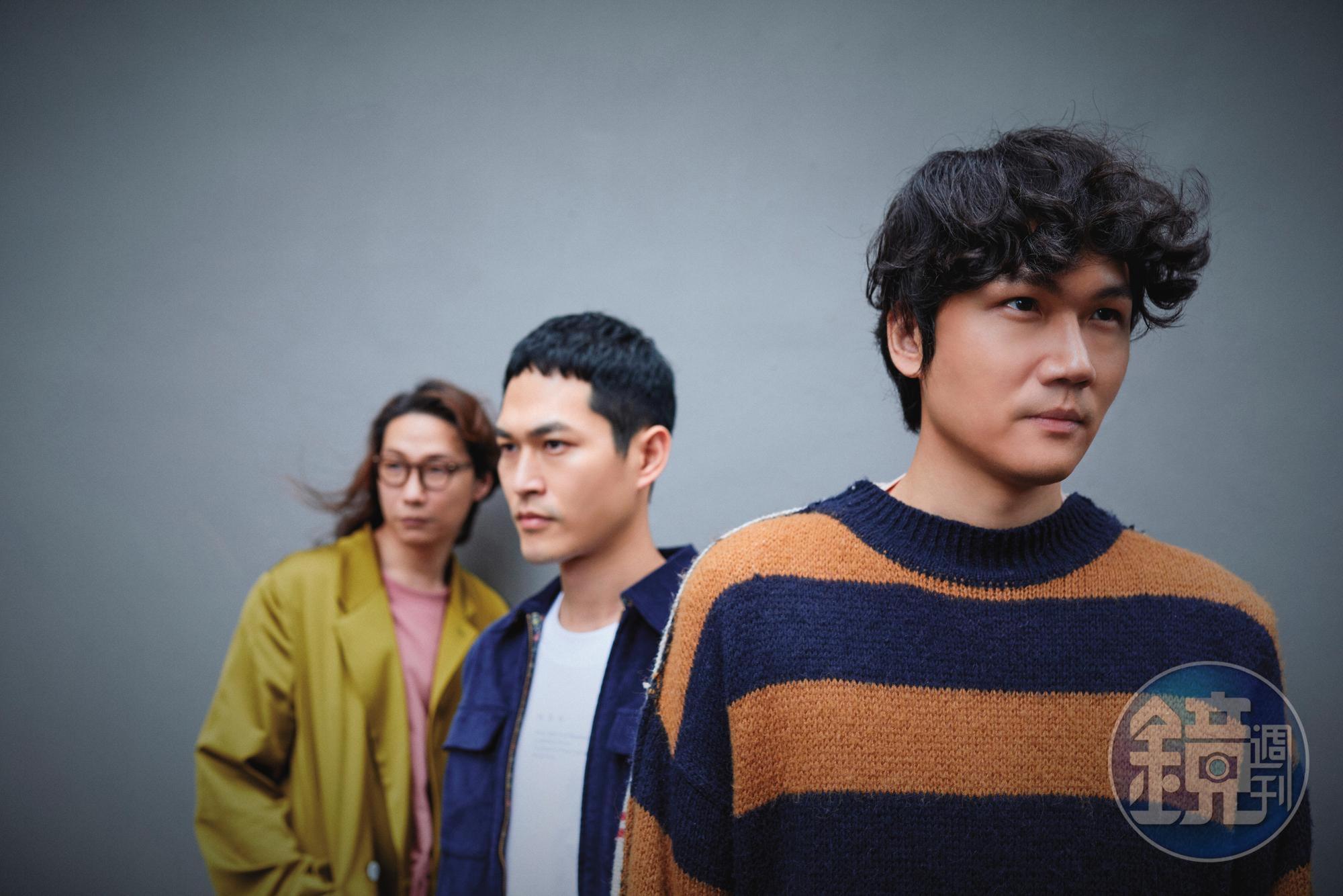 本來宇宙人在5月有2場演出,雖然票已經賣完了,但因為疫情被迫延期。在他們的宇宙中,必須繼續以自己的靜,來制疫情的動。右為主唱小玉 (林忠諭);中為吉他手阿奎 (陳奎言);左為貝斯手方Q (方奎棠)