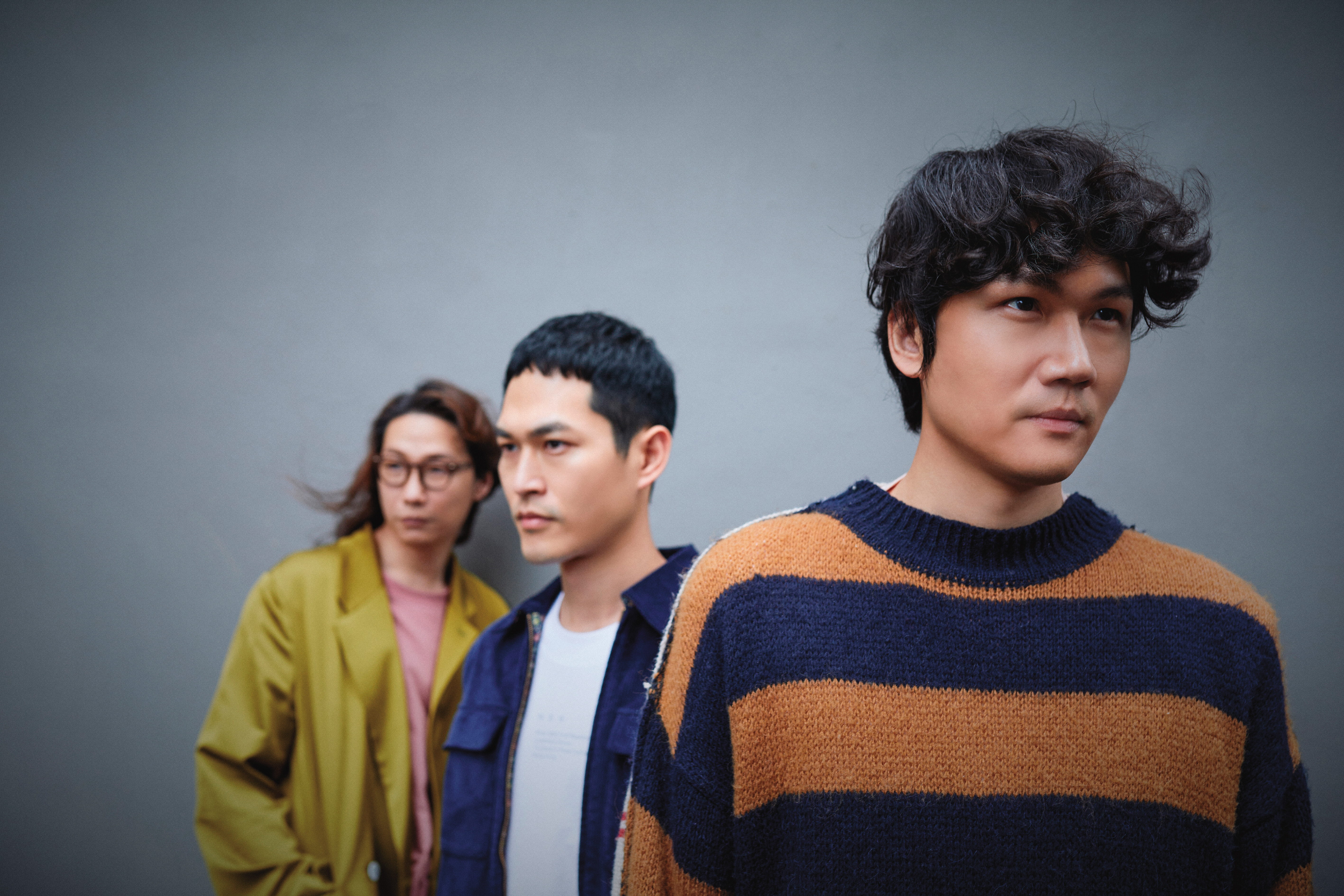 本來宇宙人在5月有2場演出，雖然票已經賣完了，但因為疫情被迫延期。在他們的宇宙中，必須繼續以自己的靜，來制疫情的動。右為主唱小玉 （林忠諭）；中為吉他手阿奎 （陳奎言）；左為貝斯手方Q （方奎棠）