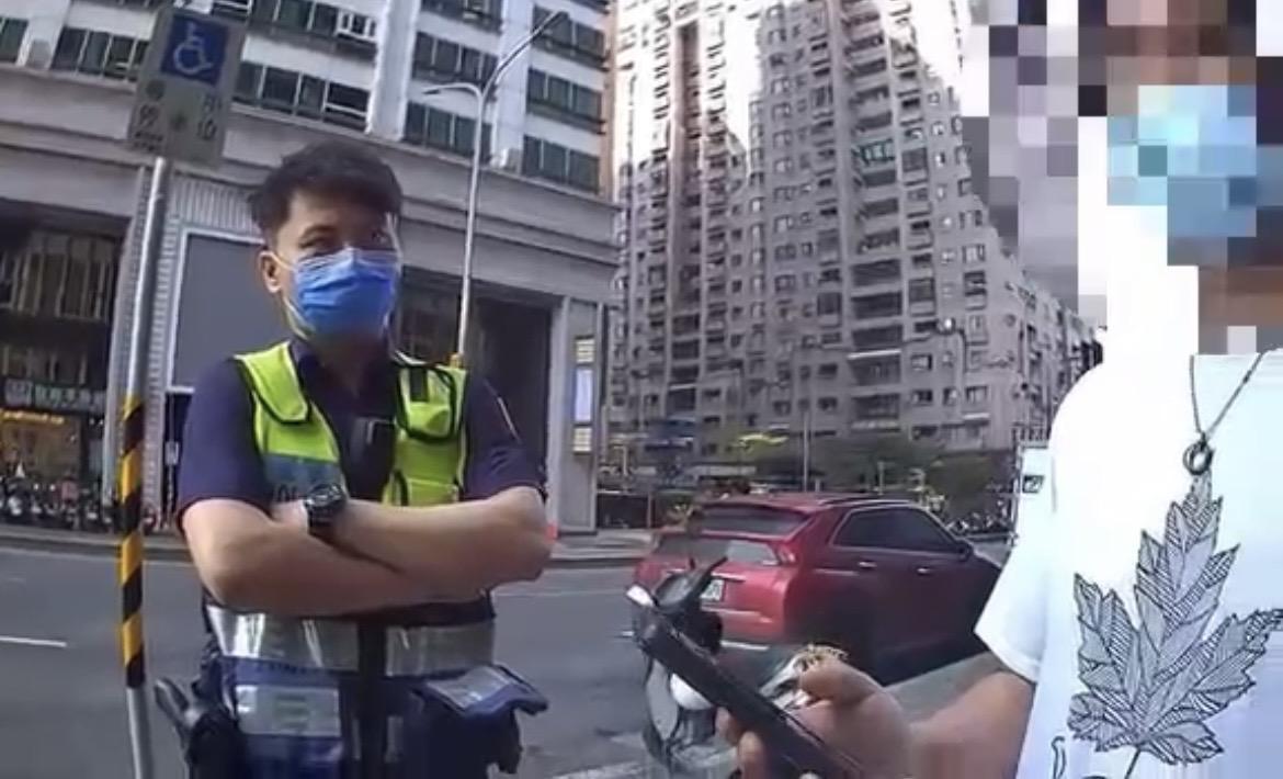 警方逮捕臨櫃匯款的謝姓車手。(警方提供)