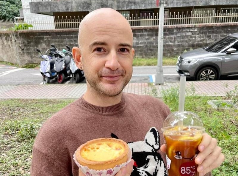 吳鳳與台灣太太結婚，有2個女兒，他對台灣的公共事務很熱心。（翻攝自吳鳳臉書）