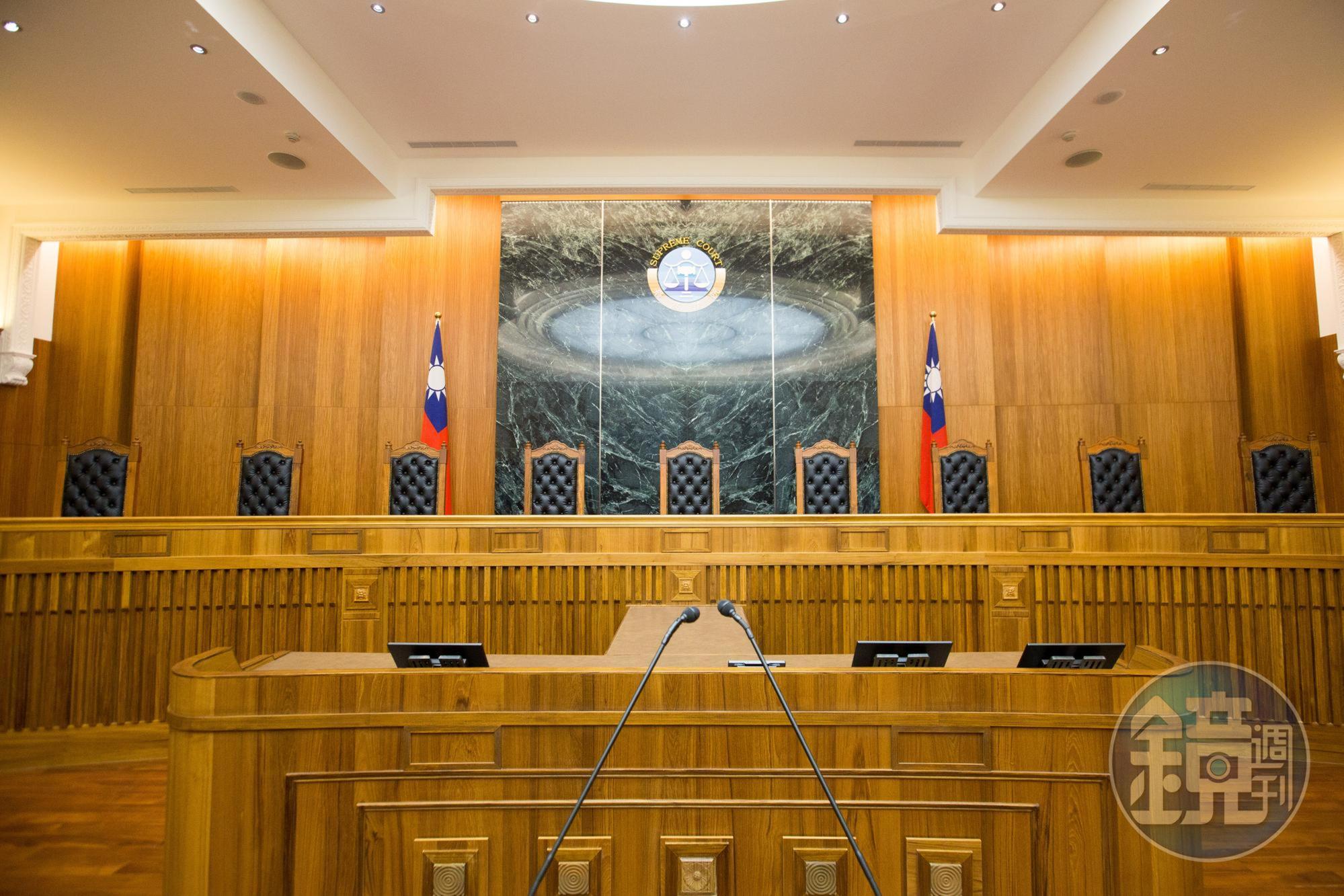 最高法院刑事大法庭昨認定被告因累犯而加重其刑應由檢察官舉證,引來劍青檢改砲轟;圖為最高法院大法庭。(本刊資料照)