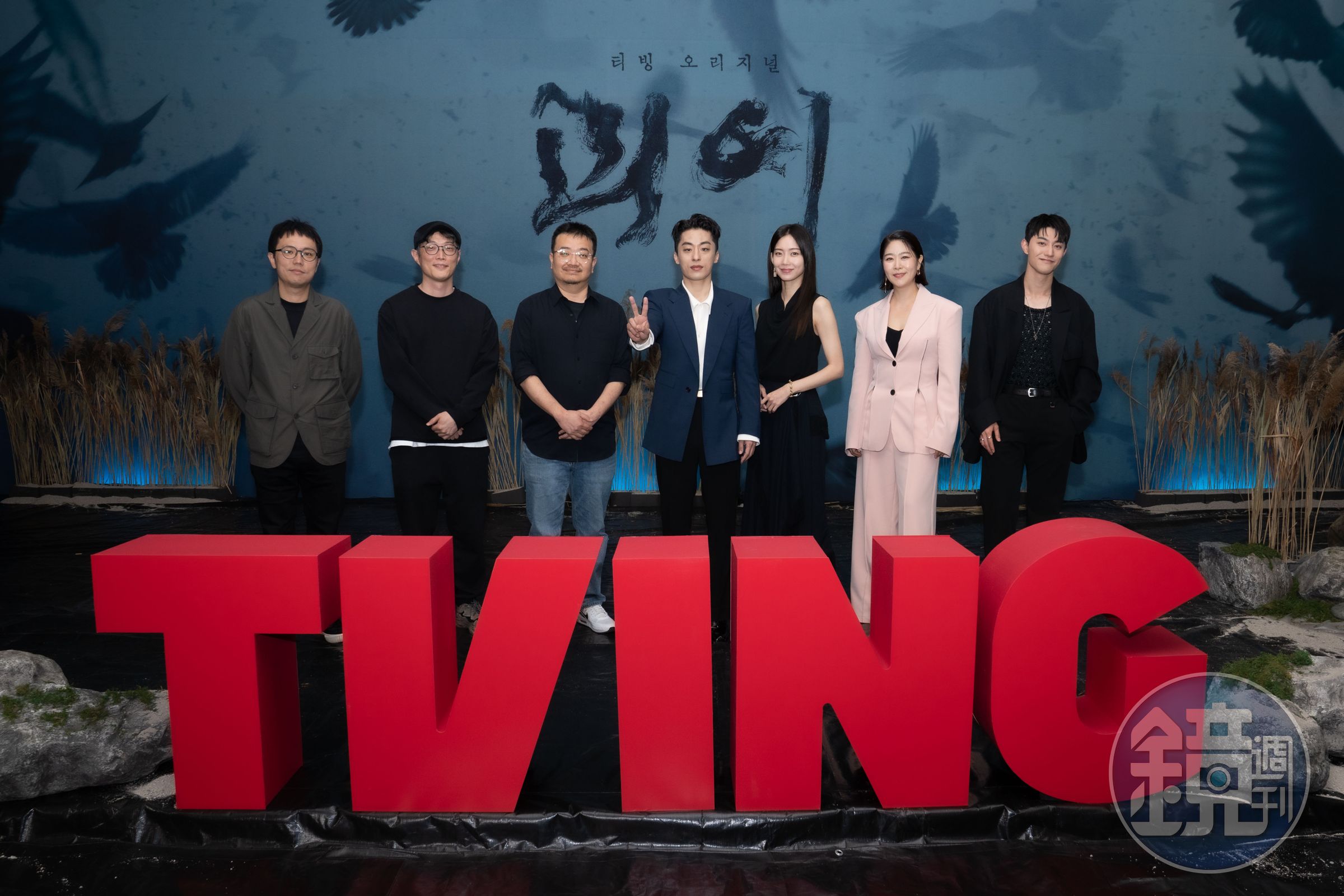 《怪異》導演張建宰（左起）率領編劇劉勇在、編劇延尚昊及演員具教煥、申鉉彬、金志映、郭東延出席記者會。（friDay影音提供）