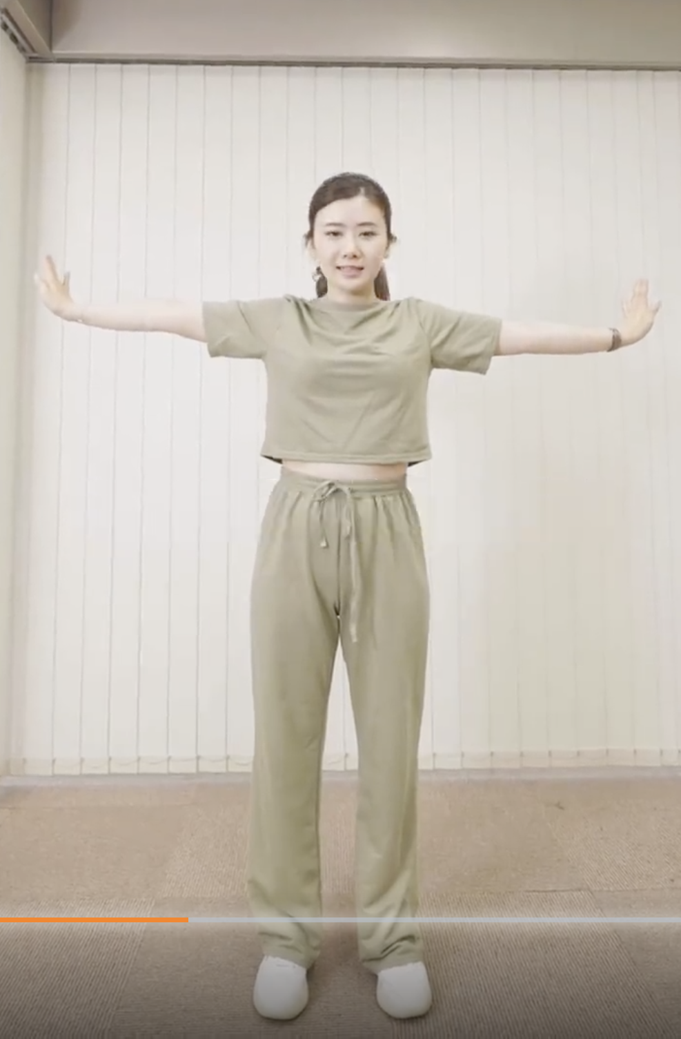 福原愛身穿綠色運動服，身體擺動時肚皮也曝光。（翻攝福原愛抖音）